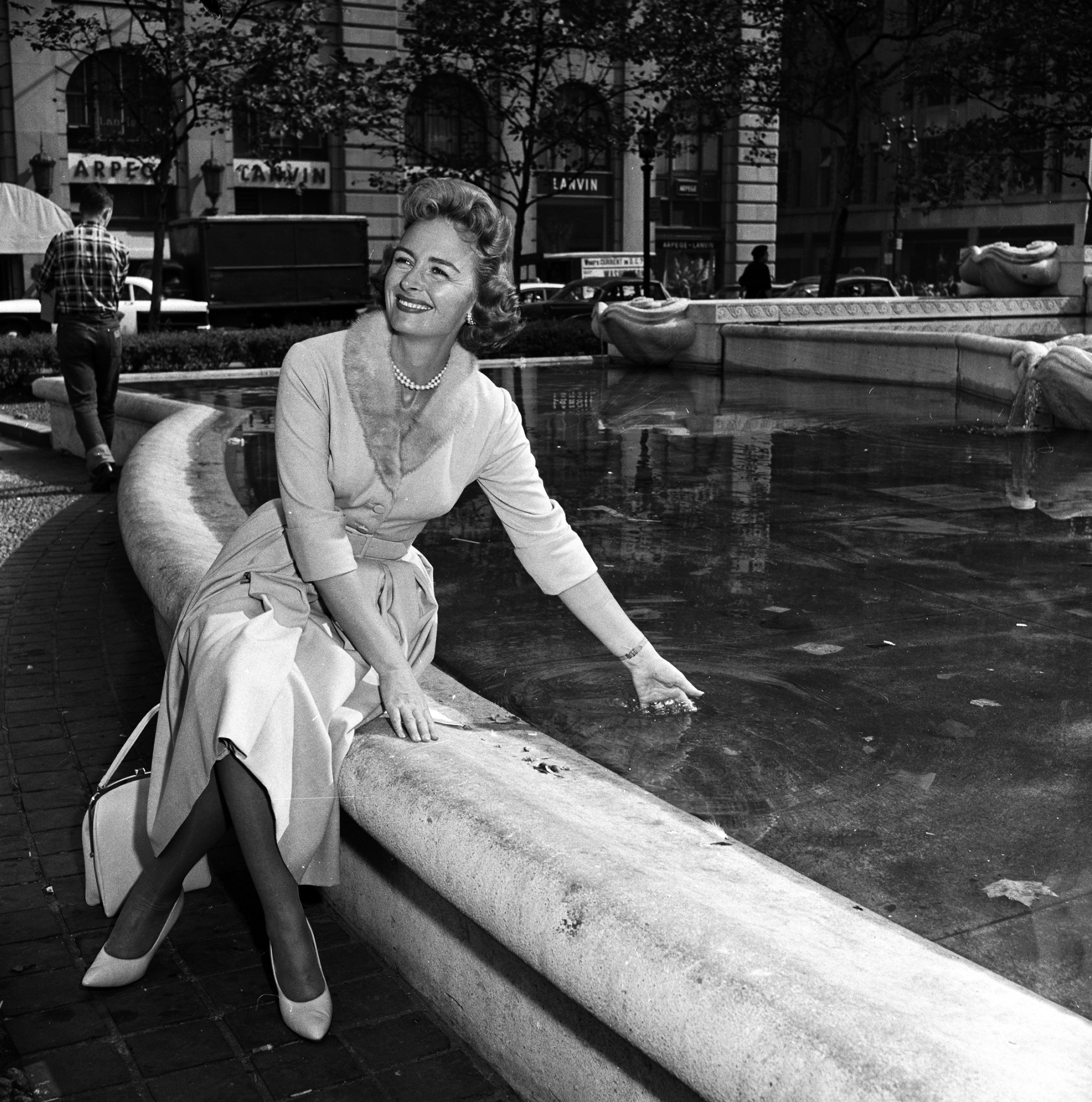 Actress Donna Reed on the set of "The Donna Reed Show" on September 21, 1959. | Source: Getty Images