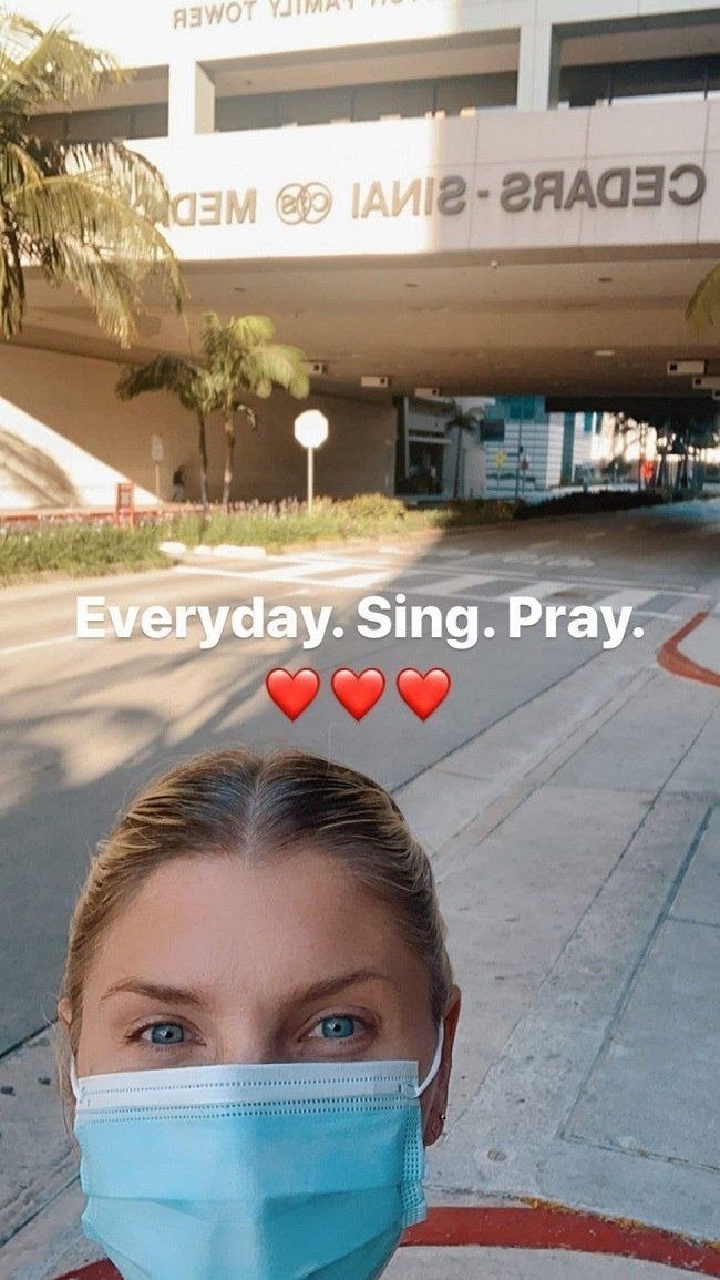 A picture of Amanda Kloots' on her Instagram story speaking positive about her husband's health. | Photo: Instagram/amandakloots