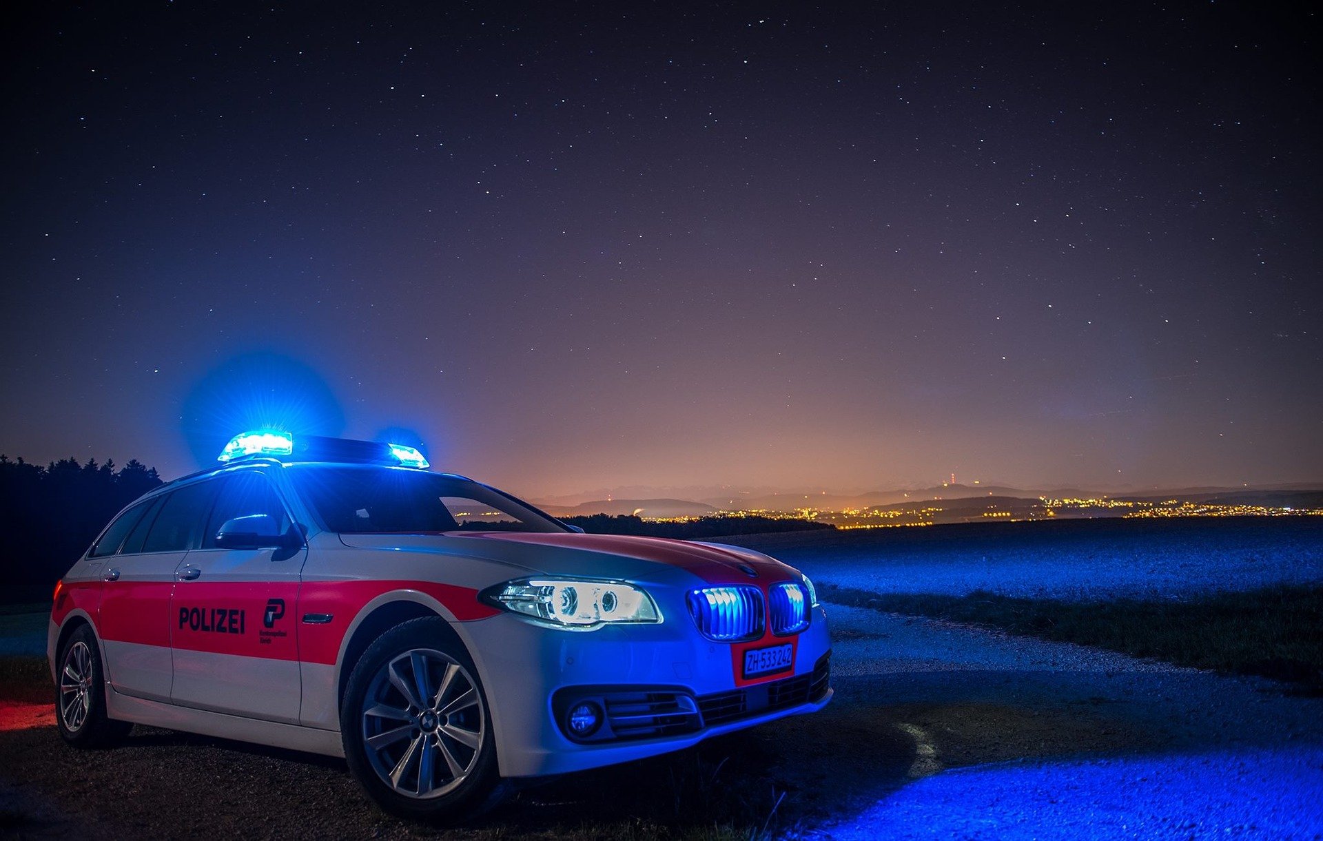 A police car with its blue lights on. | Photo: Pixabay/Raphi D
