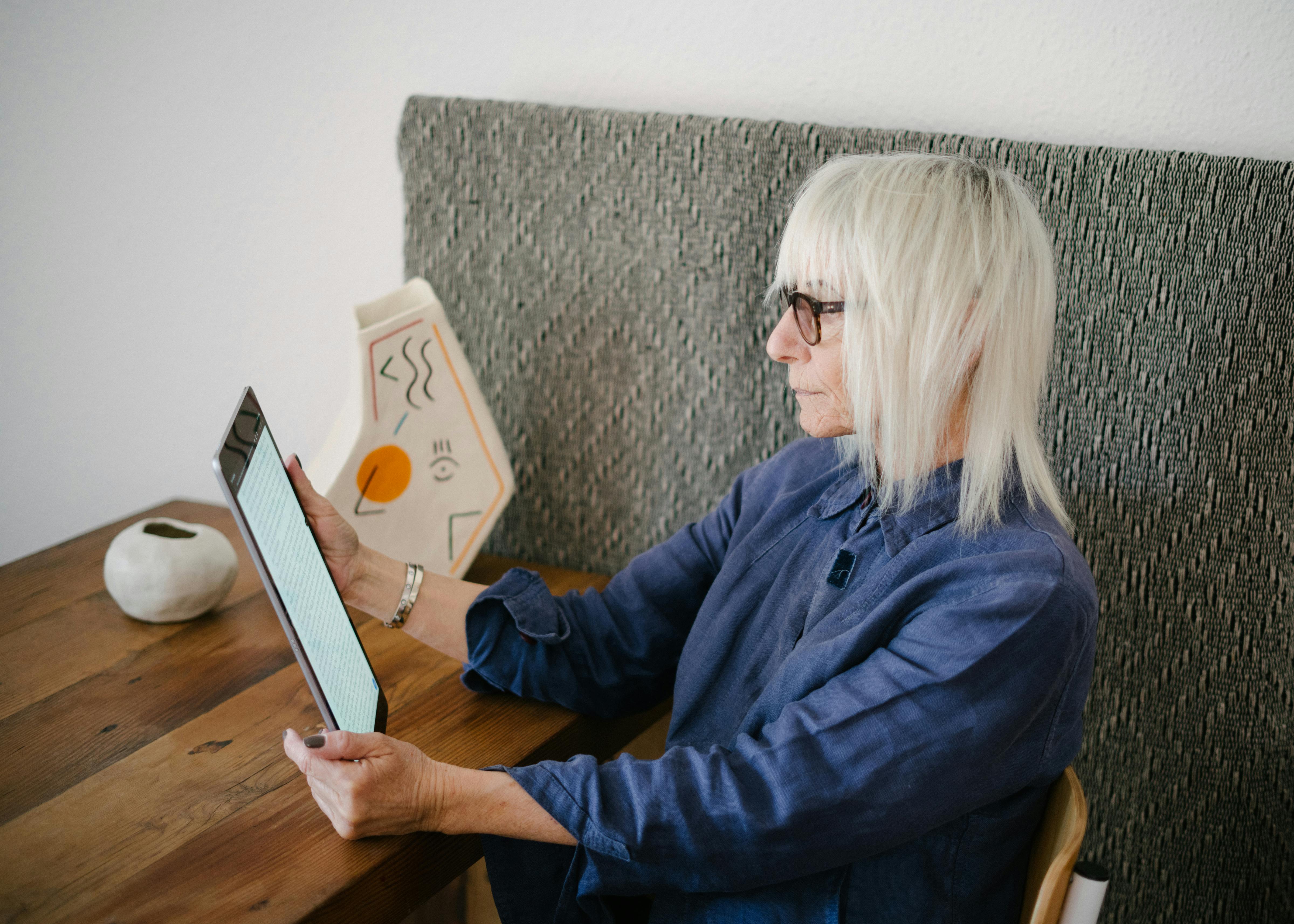 Senior woman reading on a tablet | Source: Pexels