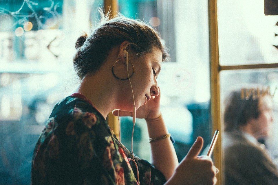Mujer observando su teléfono celular. | Foto: Pixabay