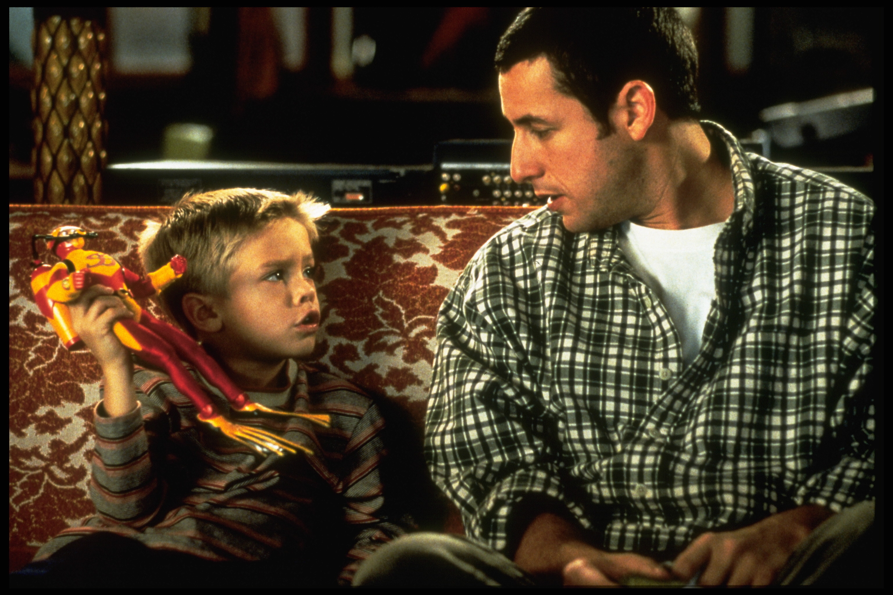 Cole or Dylan Sprouse and Adam Sandler filming a scene in "Big Daddy" in 1999. | Source: Getty Images