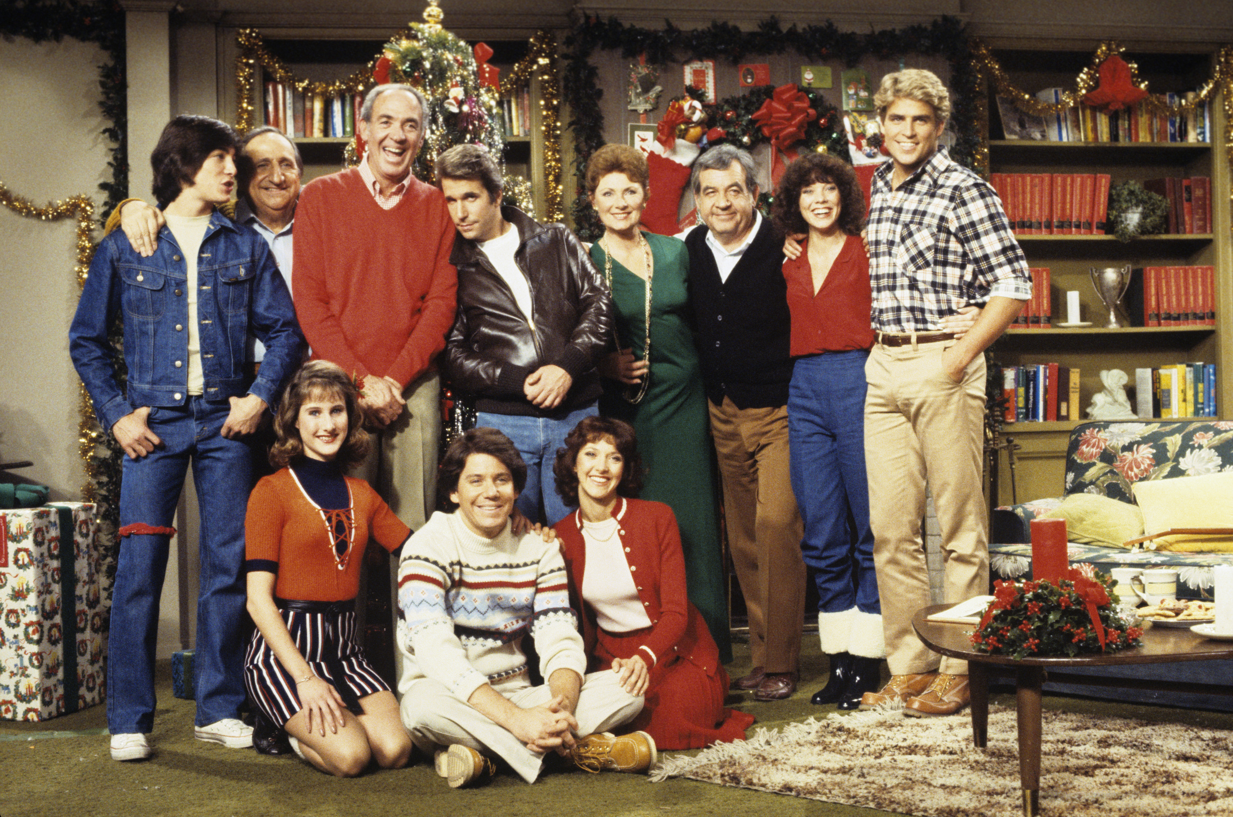 Erin Moran (second standing from the right) and co-stars on the set of "Happy Days" on December 16, 1980 | Source: Getty Images