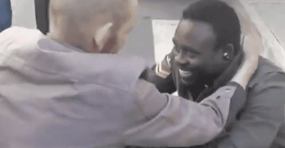 Vecino agradece a Gorgui por salvarlo. | Foto: YouTube/ The France 24 Observers Vecino agradece a Gorgui por salvarlo. | Foto: YouTube/ The France 24 Observers