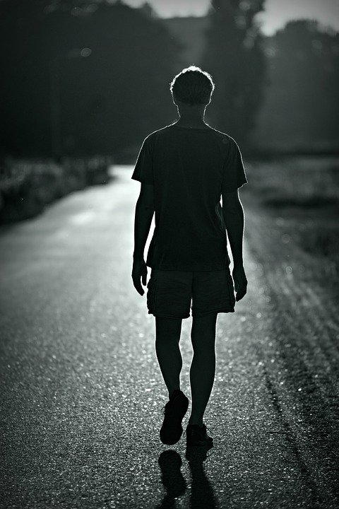 Ein Mann geht alleine. | Quelle: Pixabay