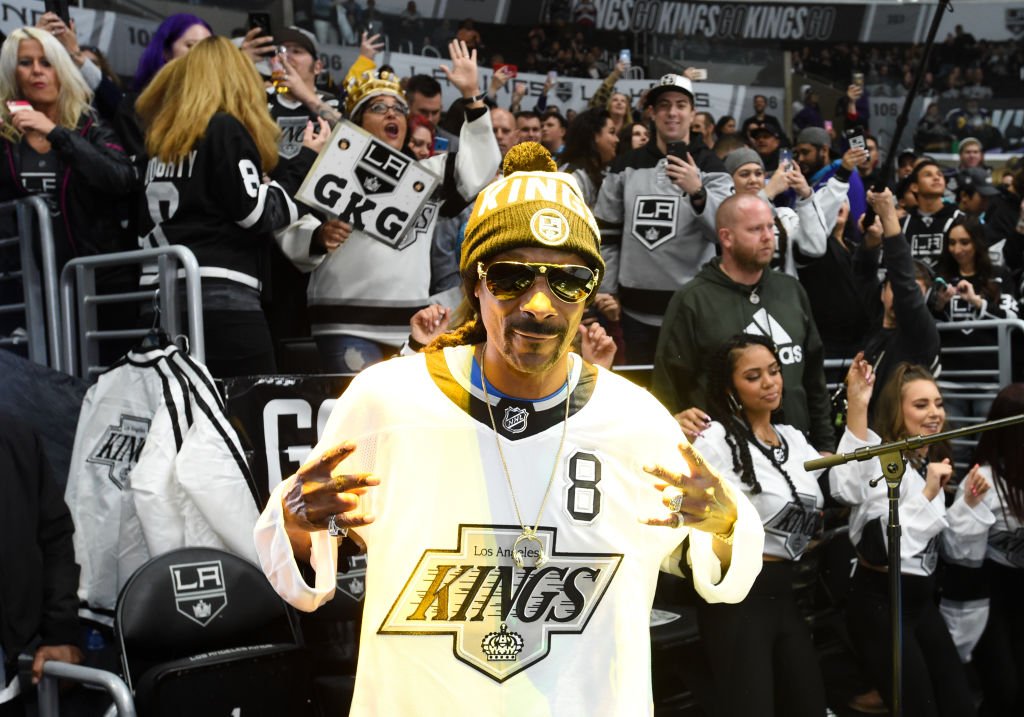 Snoop Dogg performs as "DJ Snoopadelic" during warmups before the game between the Colorado Avalanche and the Los Angeles Kings| Photo: Getty Images