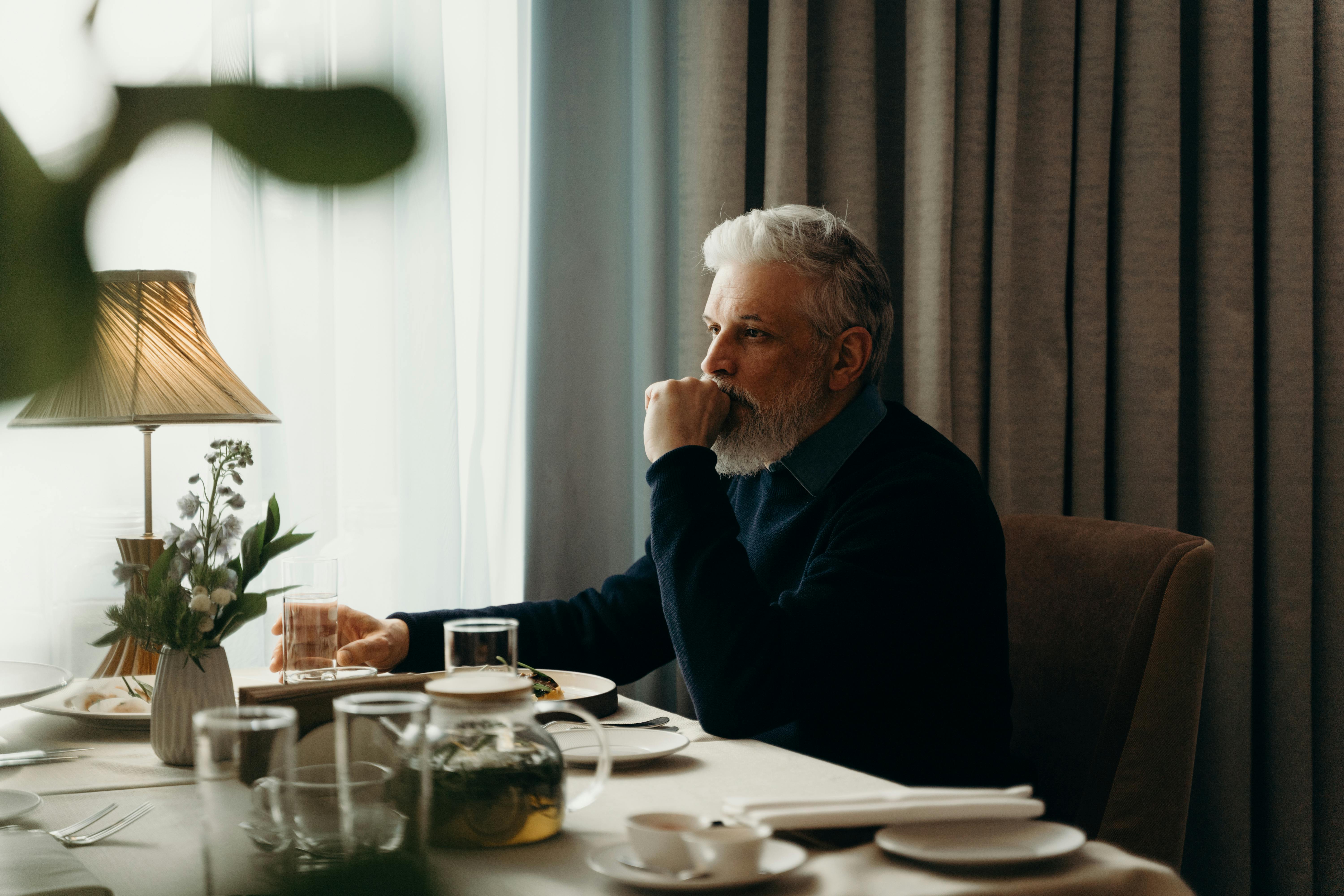 An elderly man looking sad | Source: Pexels