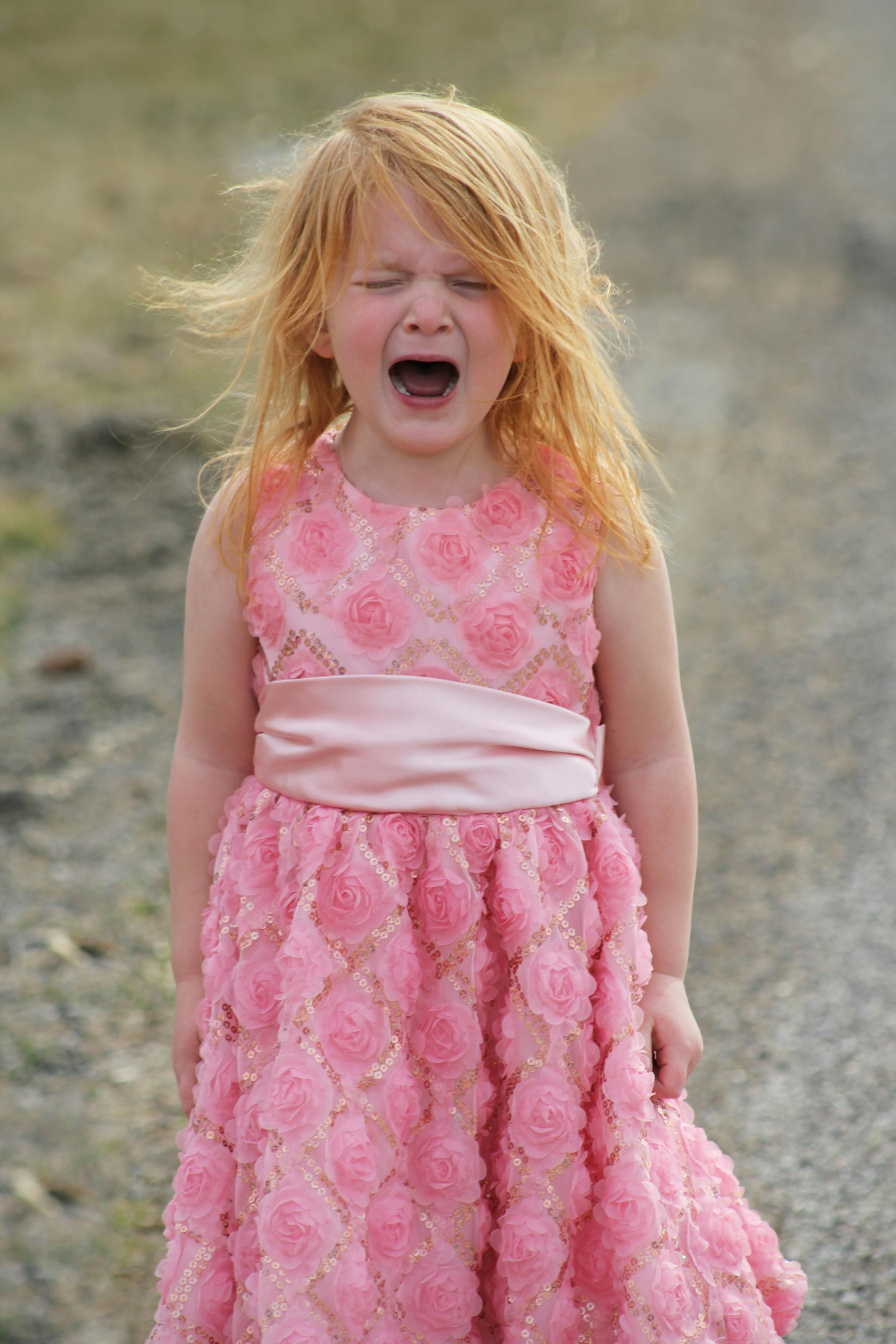 A little girl crying while outside | Source: Pexels