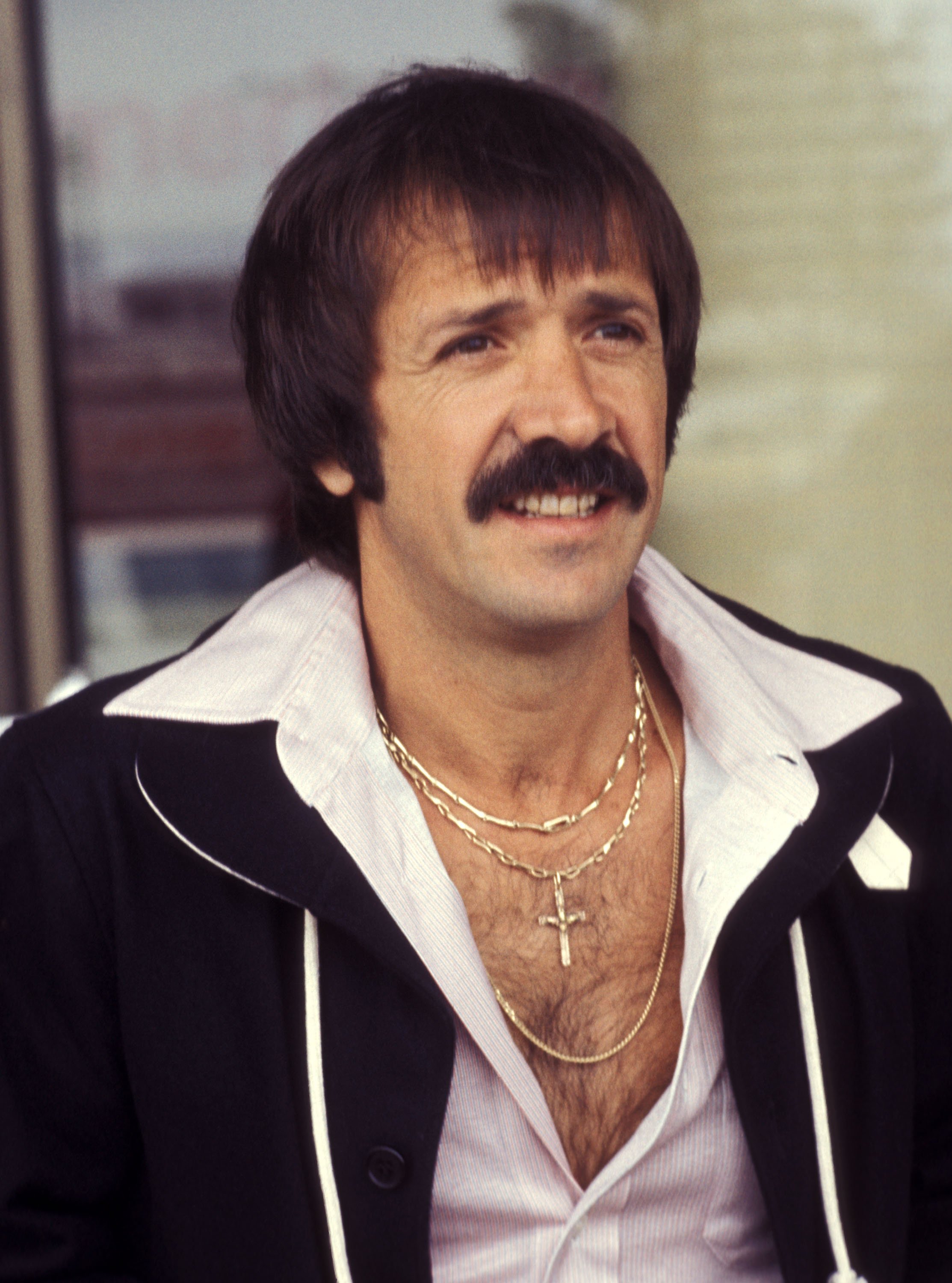Singer Sonny Bono arrives at the Los Angeles International Airport on June 12, 1977 in Los Angeles, California | Photo: Getty Images