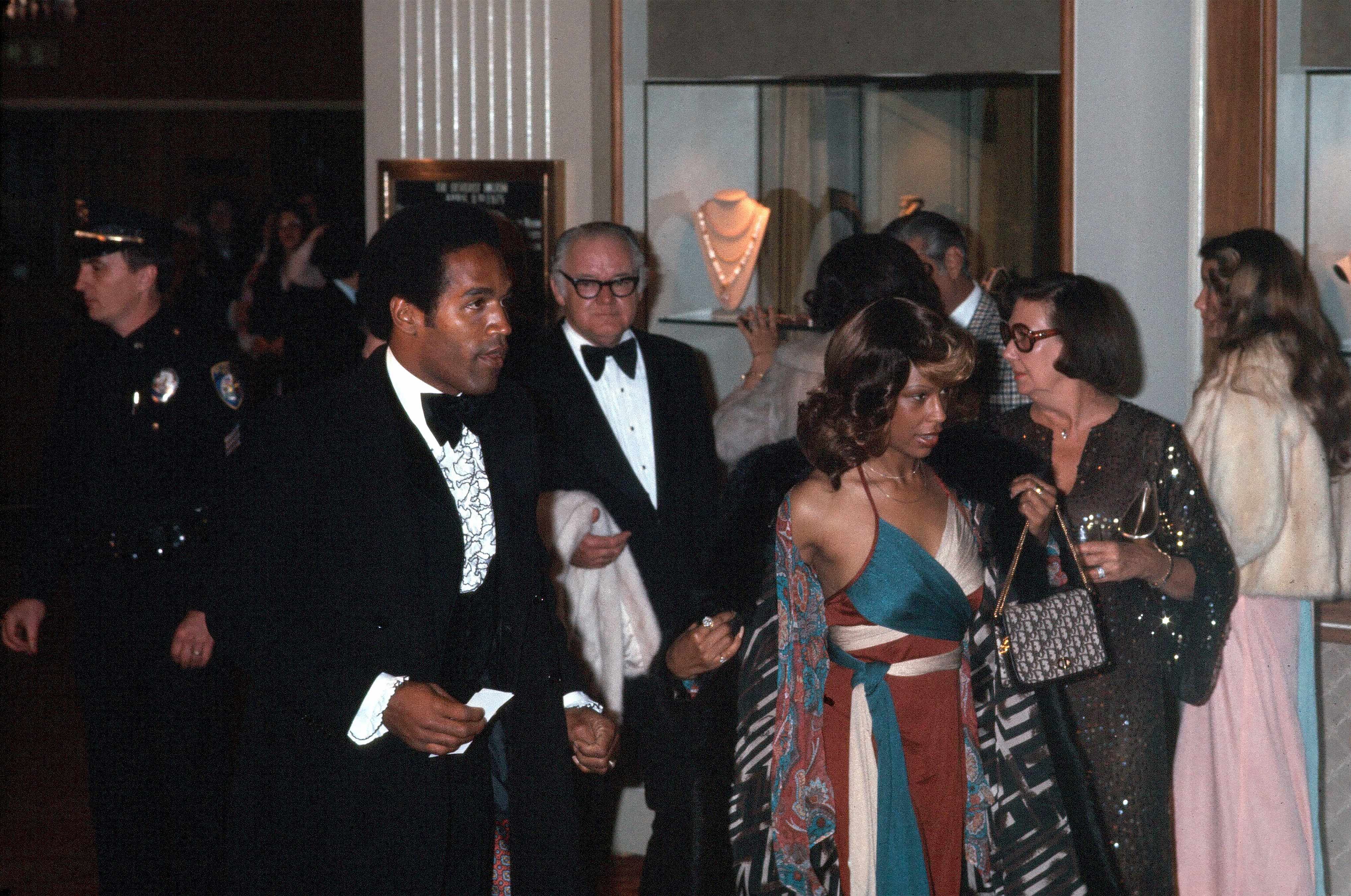 OJ Simpson and Marguerite Whitley arrive at the 47th Academy Awards at the Dorothy Chandler Pavilion in Los Angeles, California on April 8, 1975. | Source: Getty Images