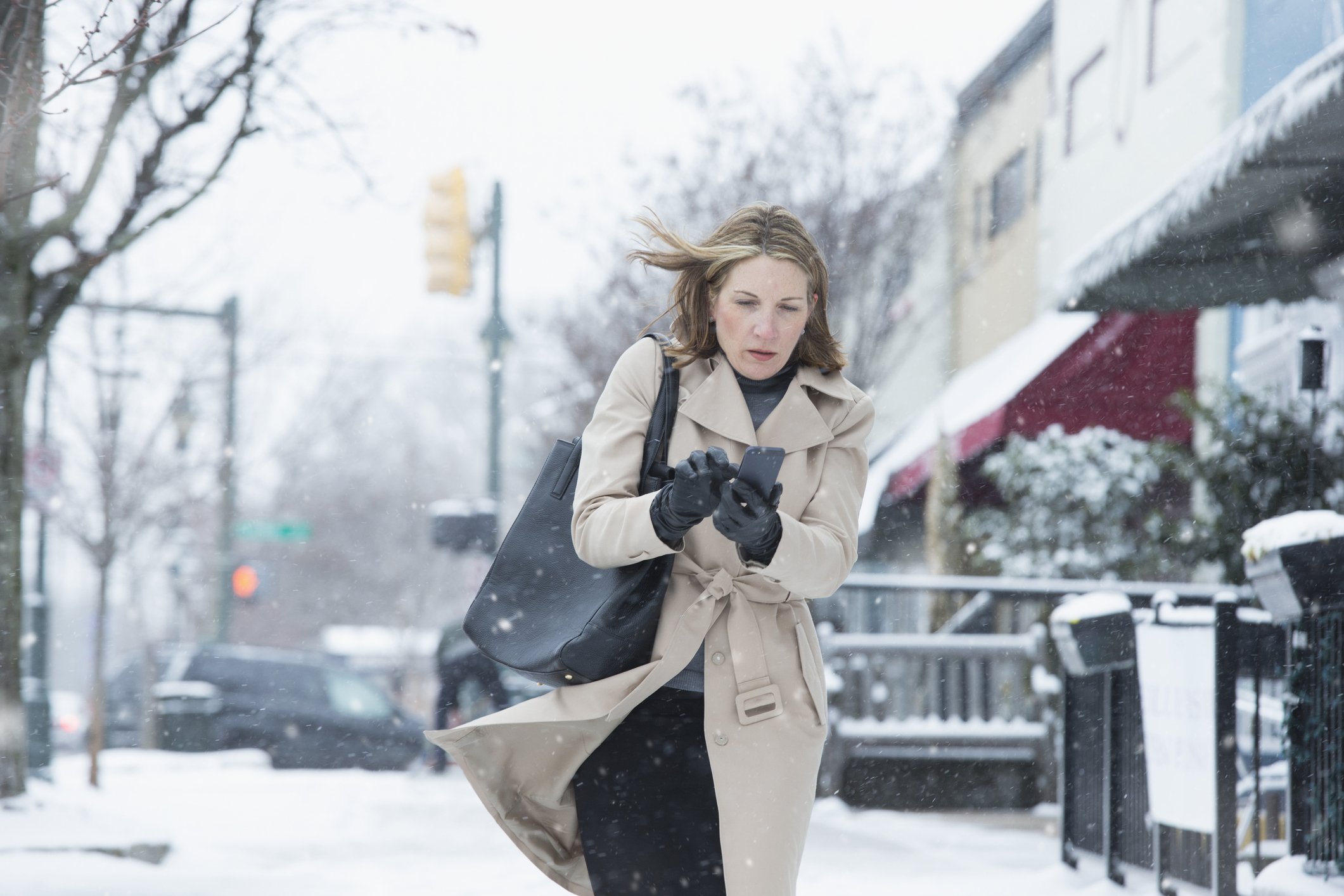 Frau, die auf verschneite Straße geht. I Quelle: Getty Images