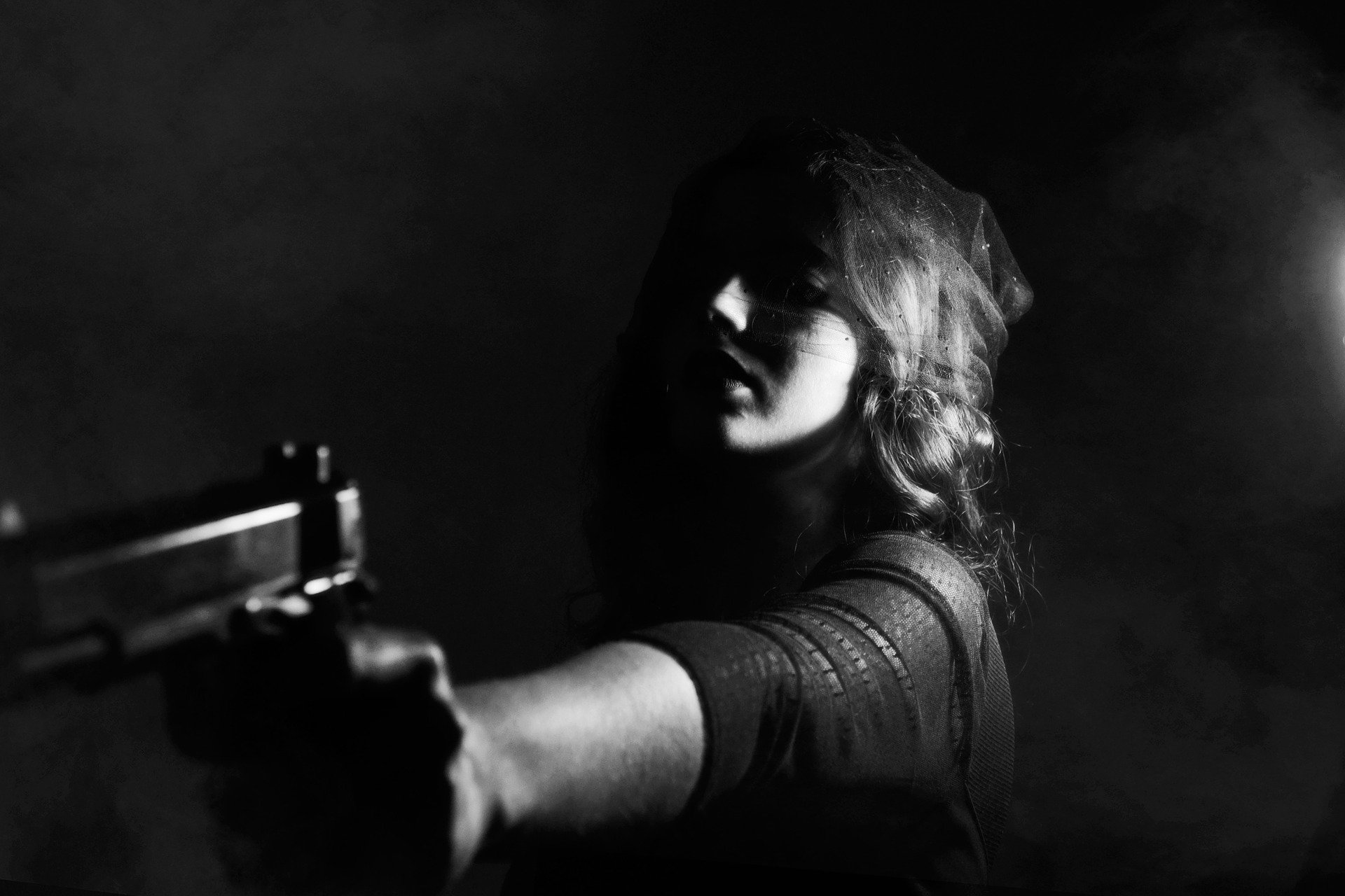 A woman with a gun | Source: Pixabay 