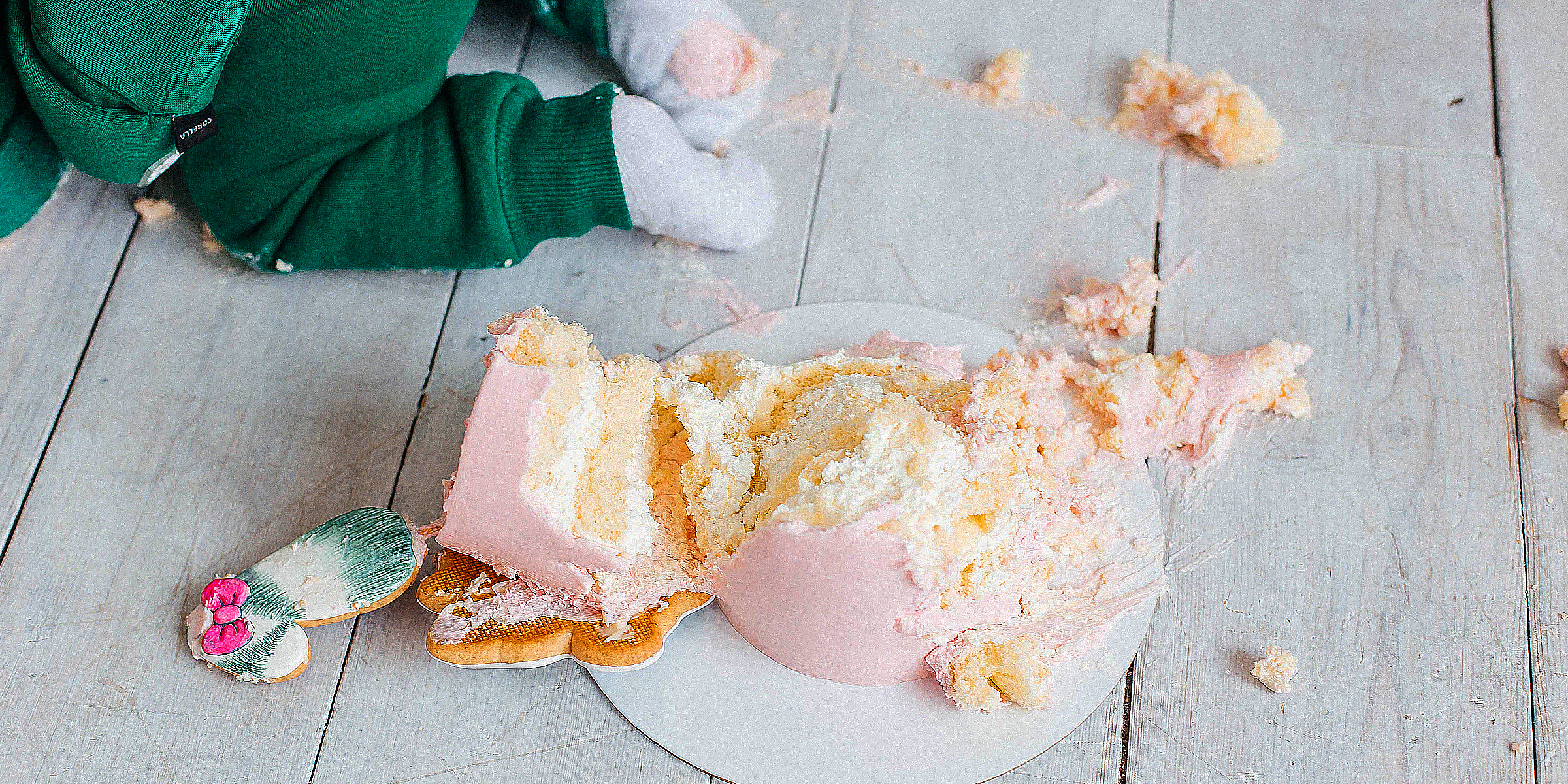 Cake having fallen on the floor | Source: Shutterstock