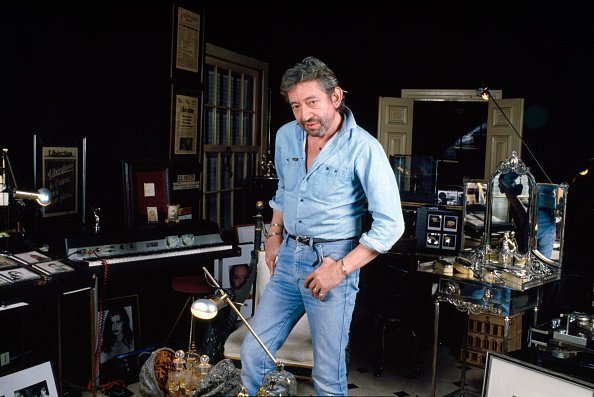 Chanteur et compositeur français Serge Gainsbourg dans sa maison de la rue de Verneuil. | Photo : Getty Images Chanteur et compositeur français Serge Gainsbourg dans sa maison de la rue de Verneuil. | Photo : Getty Images