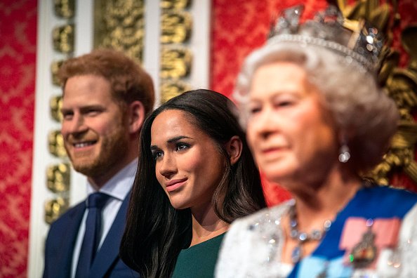 Les figures du duc et de la duchesse de Sussex dans leur position d'origine, à côté de la reine Élisabeth II. |Photo : Getty Images
