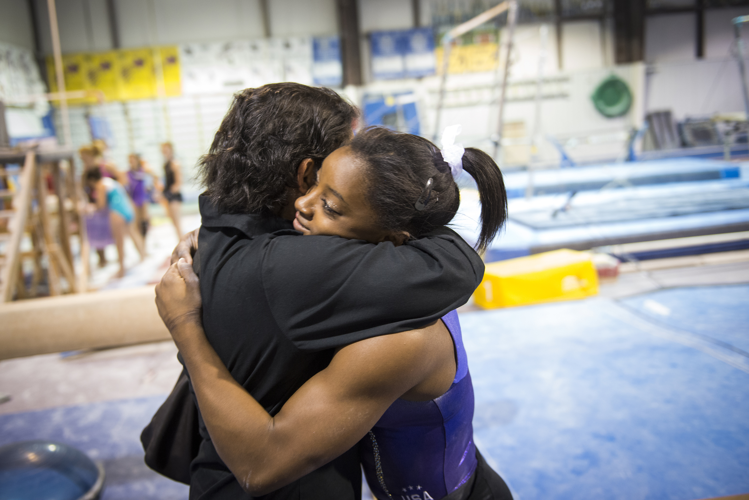 Nellie and Simone Biles sharing a hug during a training session at Bannon's Gymnastix in Houston, Texas on August 22, 2013 | Source: Getty Images