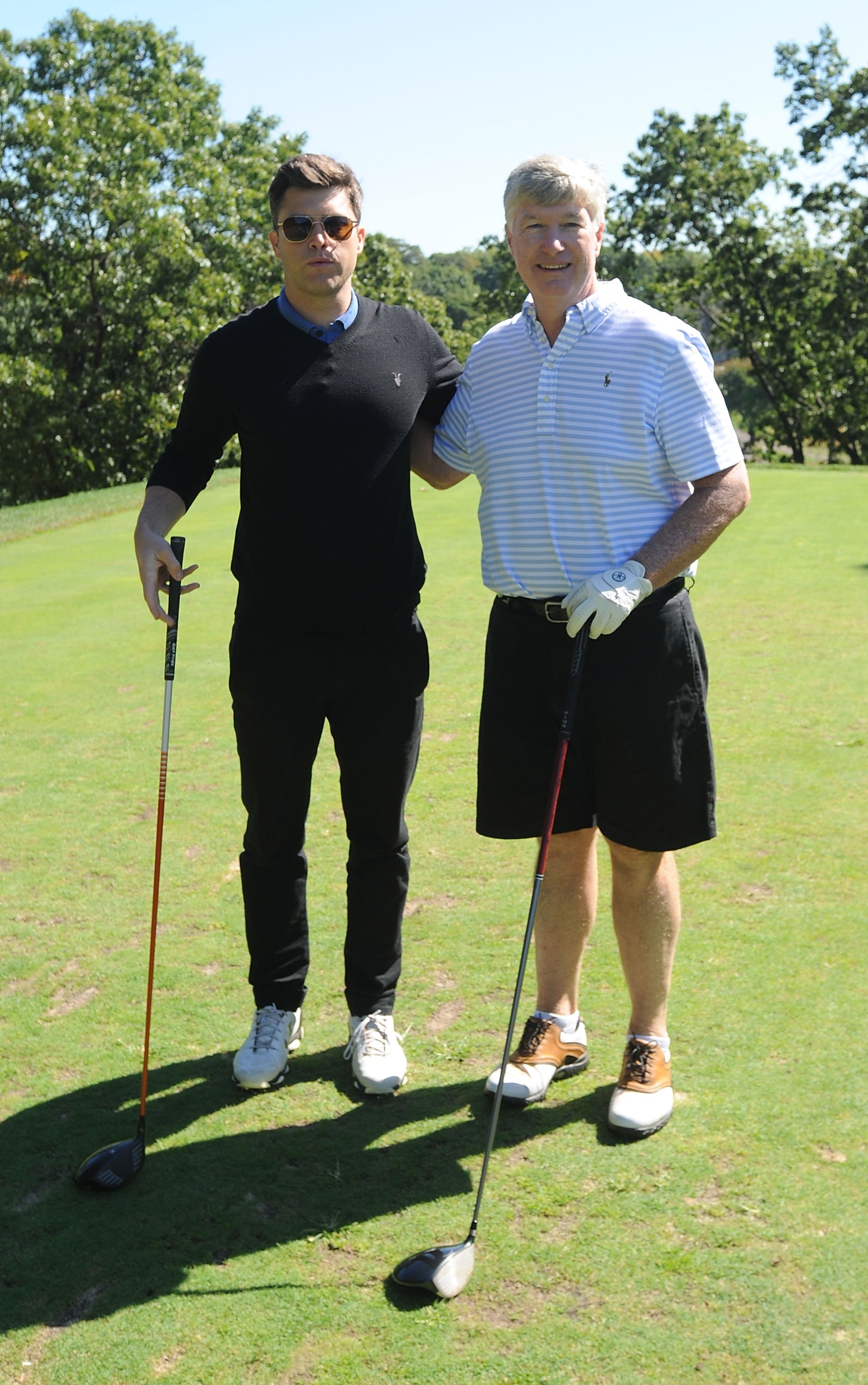   Colin Jost ve babası Daniel A. Jost, 2 Ekim 2017'de New York'ta Richmond Country Club'da düzenlenen 2. Yıllık Laughs On The Links Ünlü Golf, Tenis ve Bocce Gezisinde poz veriyor |  Kaynak: Getty Images