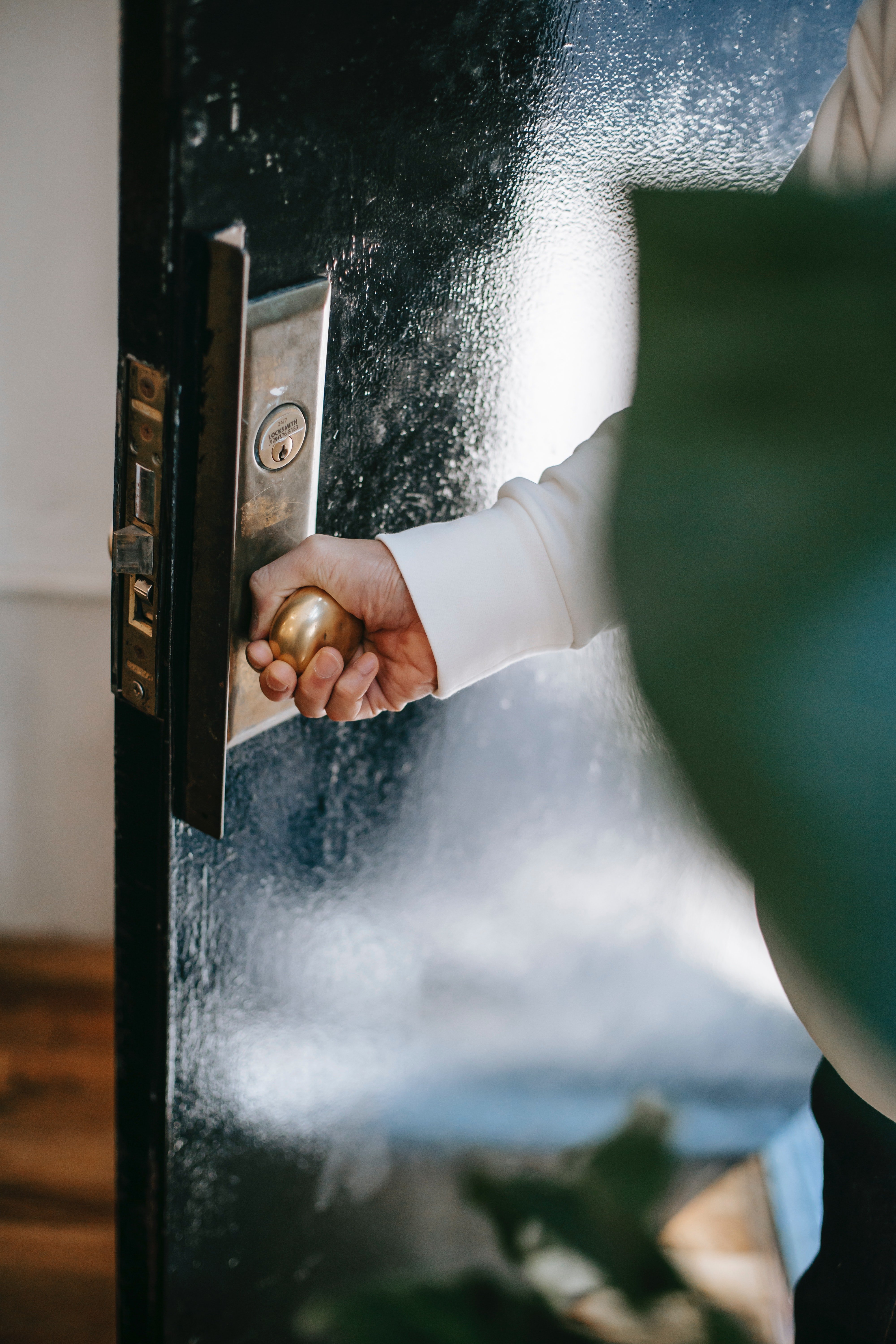 Judy quickly shut the door as she hurried the man into the building. | Photo: Pexels