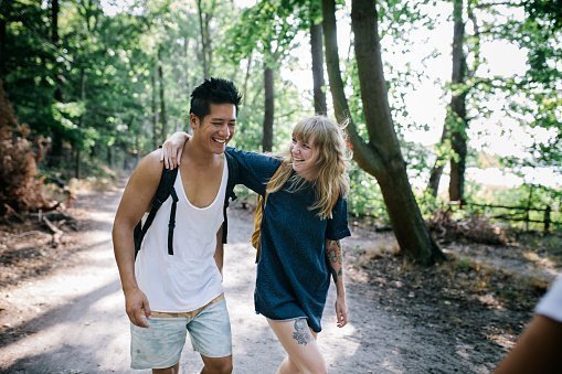 A couple walking together and chatting in the afternoon sun | Photo: Getty Images