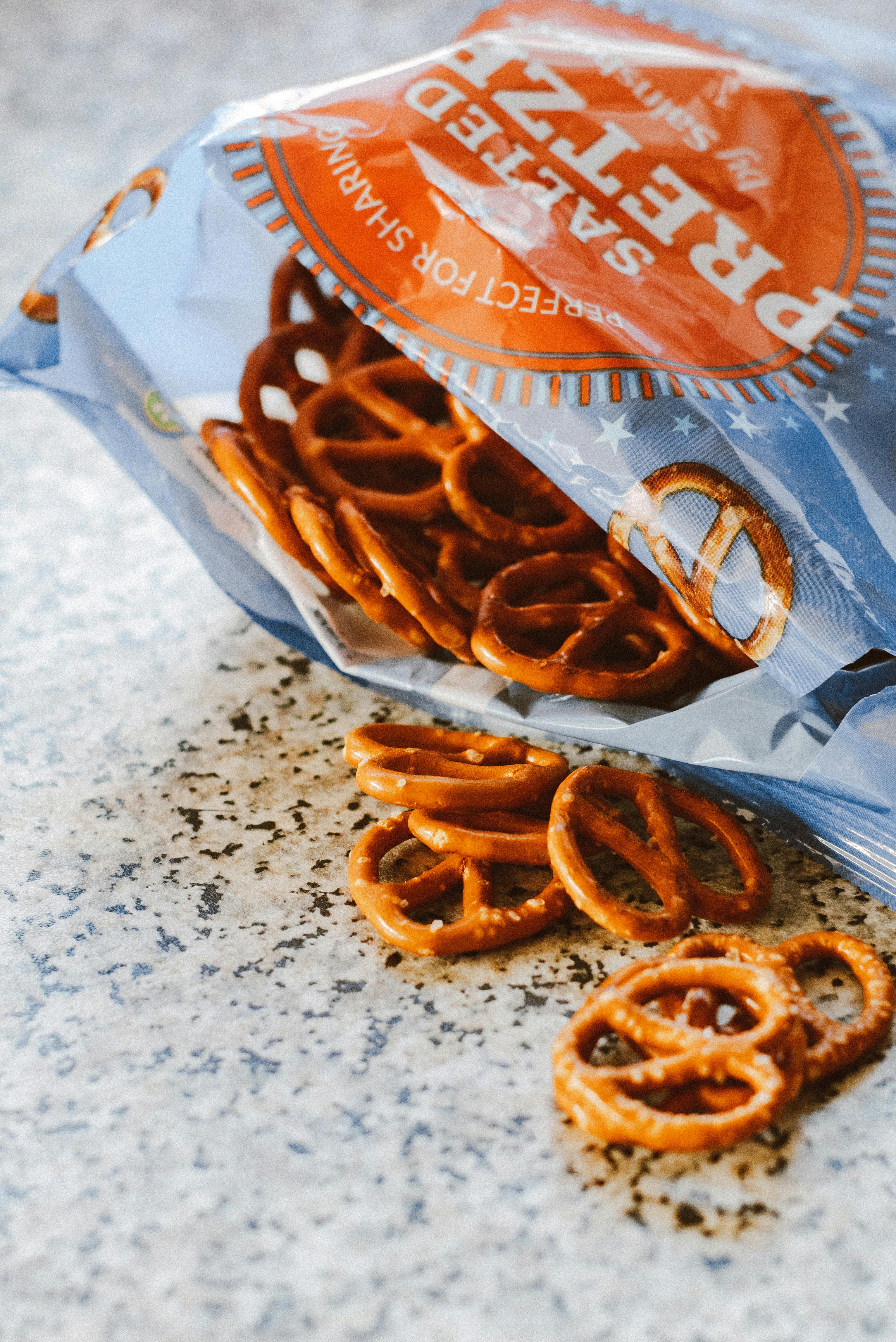 A bag of pretzels. | Source: Pexels