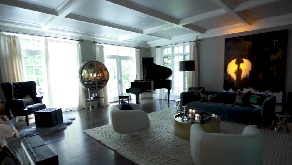 A look inside Jenny McCarthy and Donnie Wahlberg’s Chicago home on October 11, 2019 | Source: YouTube/People