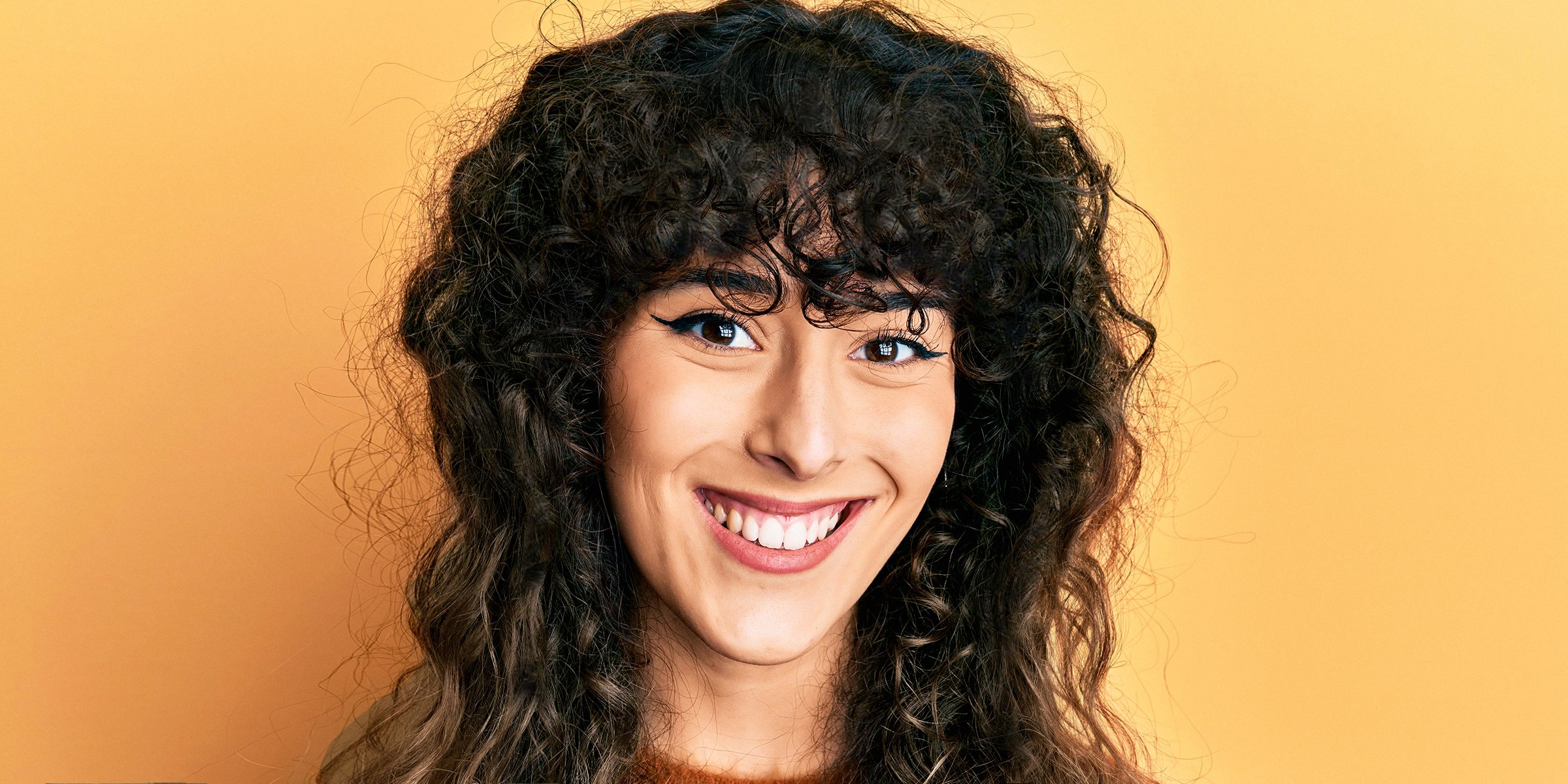 Girl with curly hair. | Source: Shutterstock.com