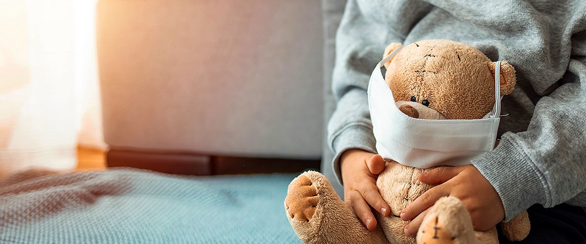 Kind mit Teddy | Quelle: Shutterstock