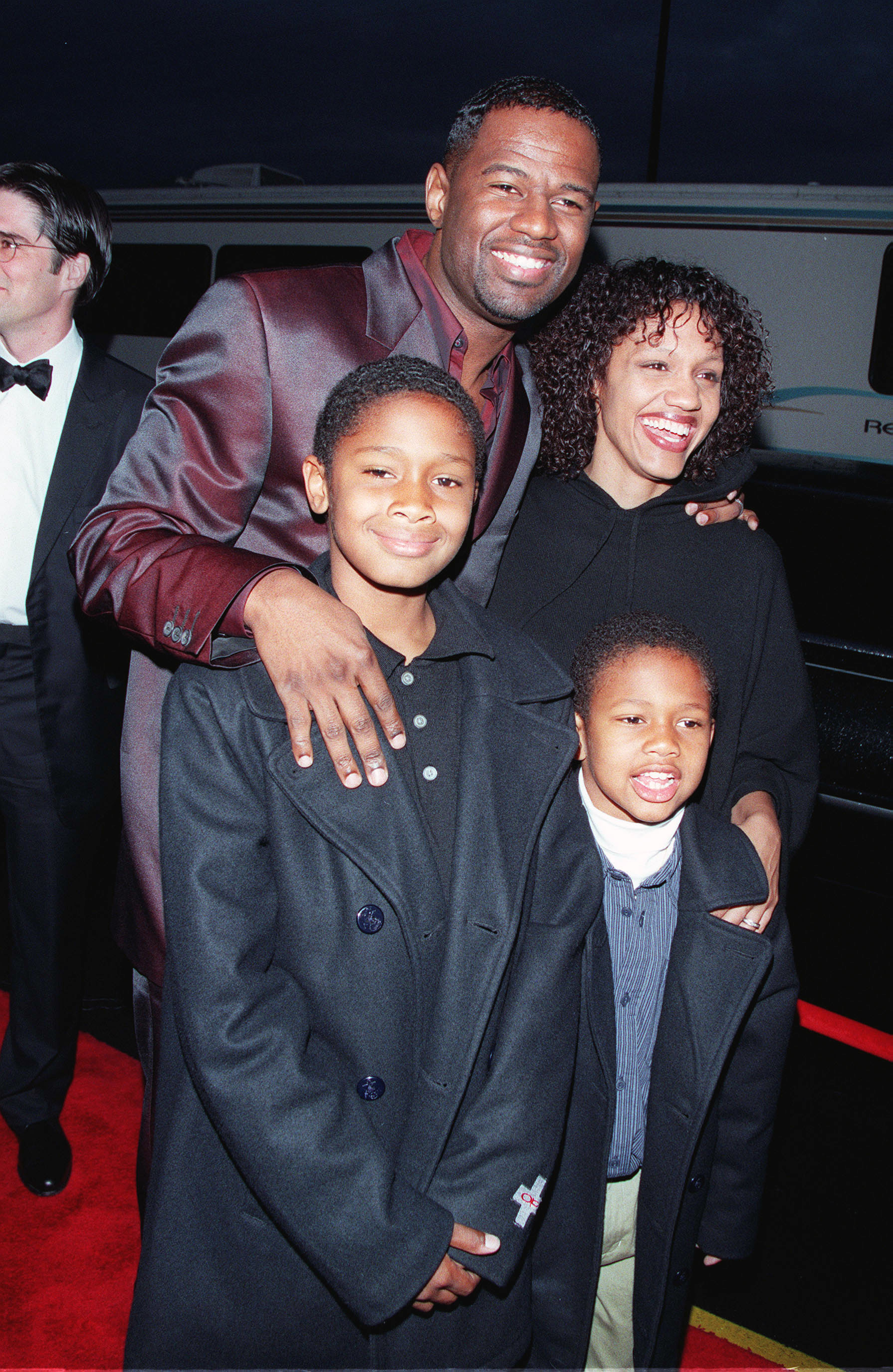 Arrival of Brian McKnight with his family at the 27th American Music Awards in Los Angeles in 2000. | Source: Getty Images