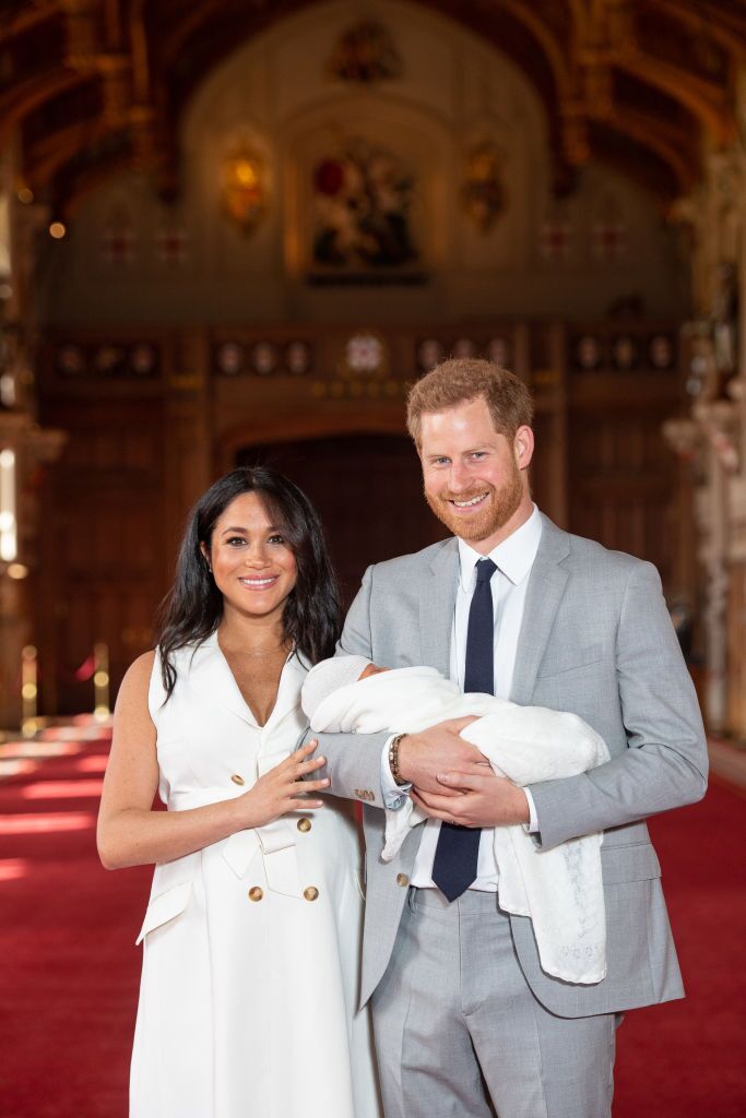 Meghan Markle, le Prince Harry, et leur fils lors de sa première apparition publique | Source : Getty Images