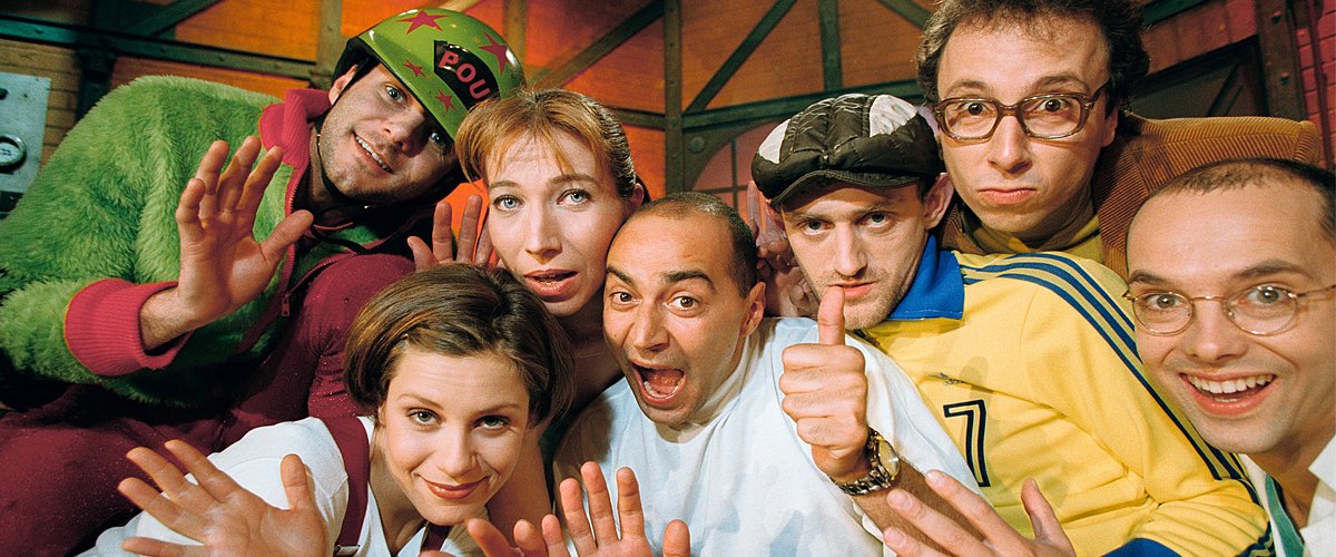 Le présentateur de télévision français Patrick Bosso (C), animateur de l'émission télévisée La Grosse, pose avec la troupe de comédie Les Robins des Bois. | Photo : Getty Images