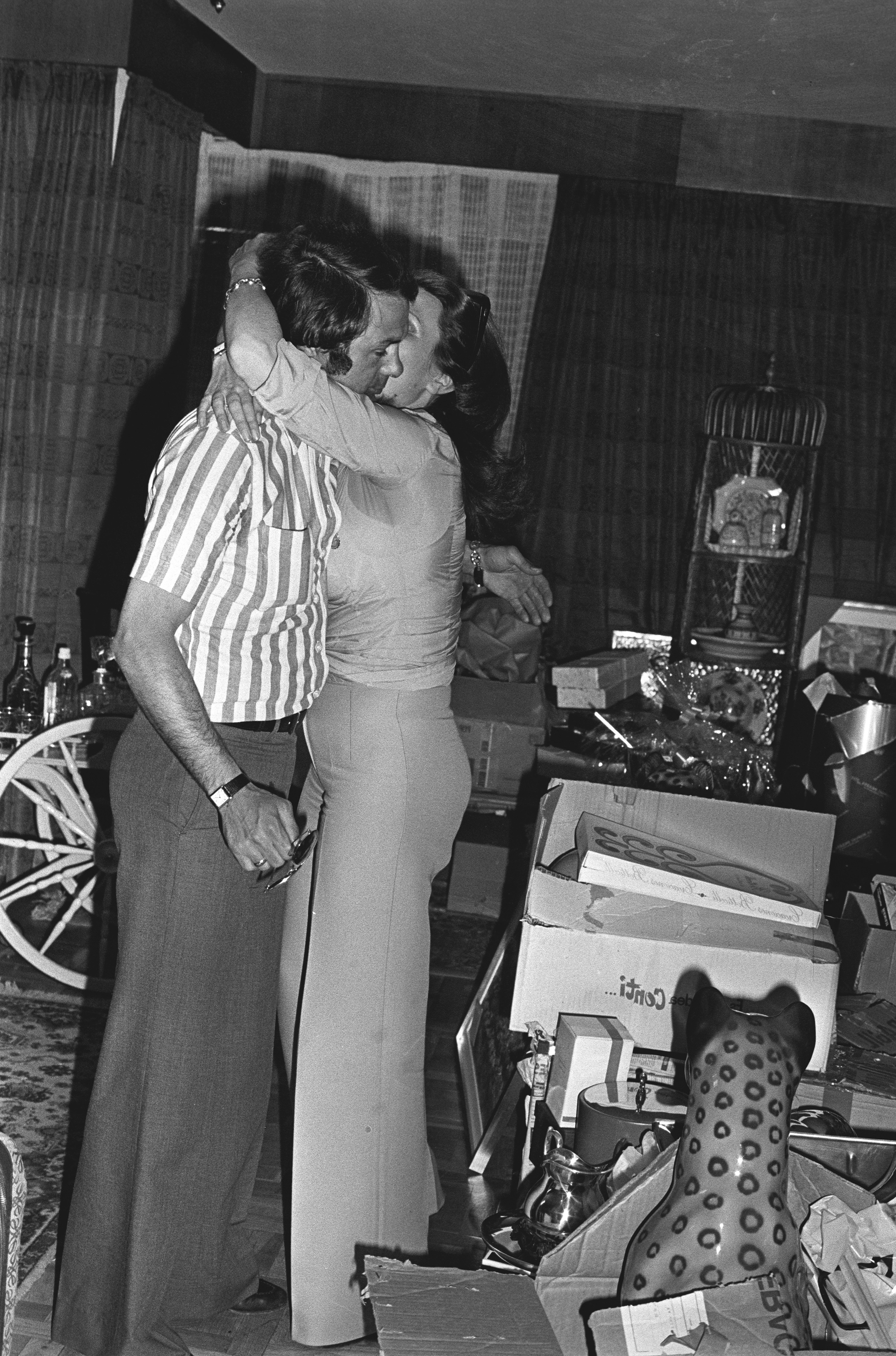 La cantante española Rocio Jurado con su esposo el boxeador Pedro Carrasco en luna de miel en 1975. | Foto: Getty Images