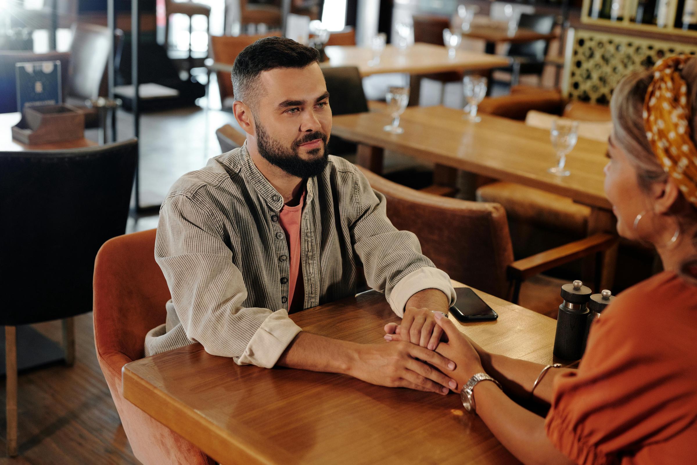 A couple having a heart-to-heart talk | Source: Pexels