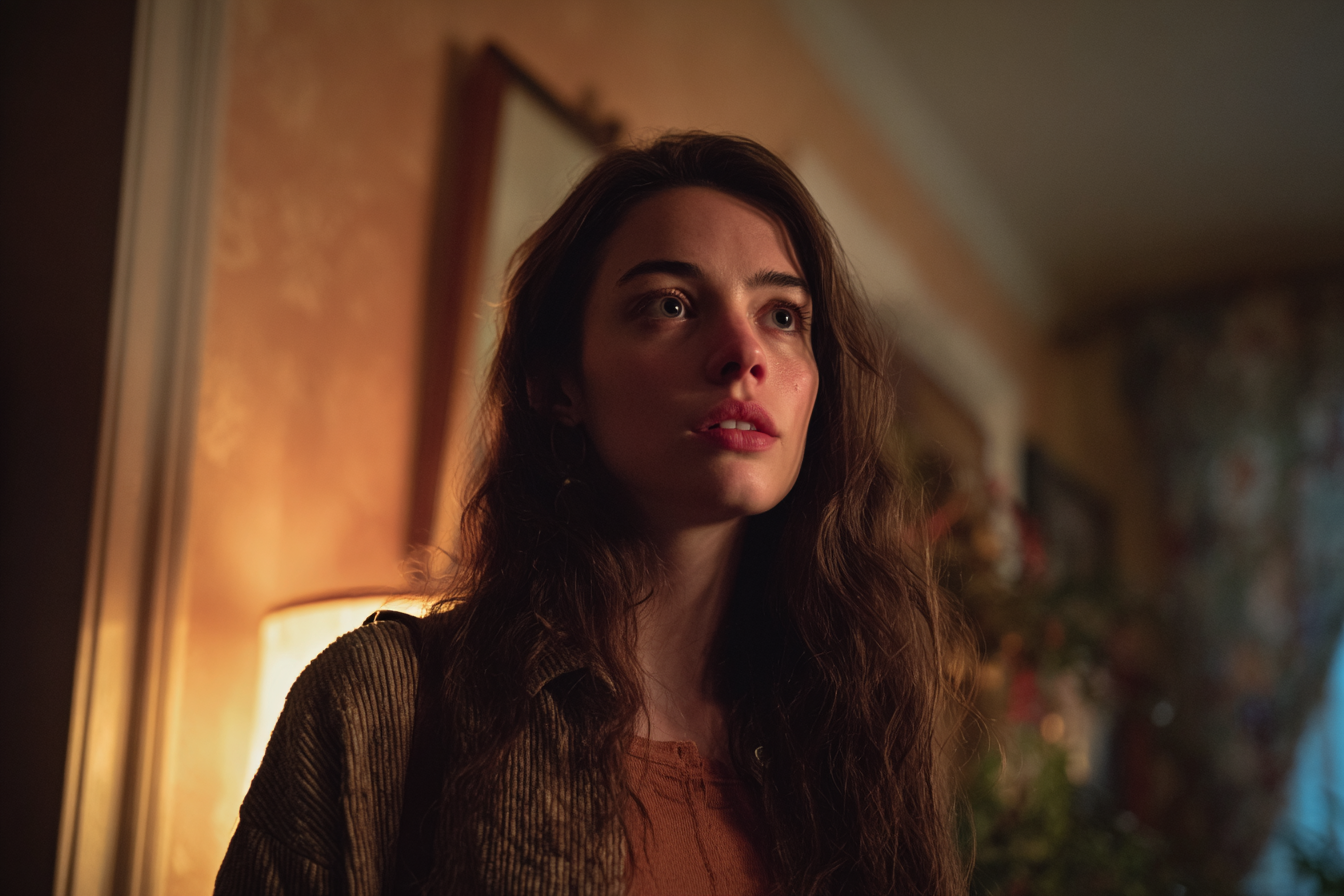 A woman standing in a living room | Source: Midjourney