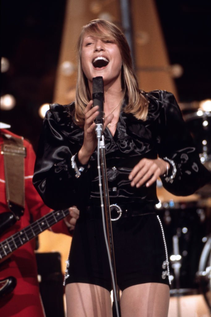 Joëlle Mogensen, chanteuse du groupe 'Il était une fois' lors d'un show télévisé à Paris en mars 1974, France. | Photo : Getty Images.