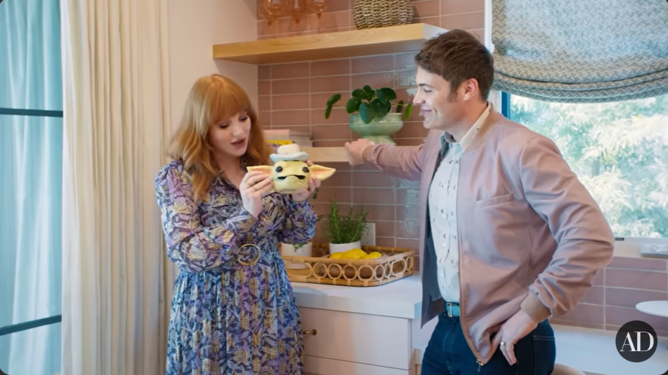 Bryce Dallas Howard's kitchen in her Los Angeles home from a video dated June 7, 2022 | Source: youtube.com/@Archdigest