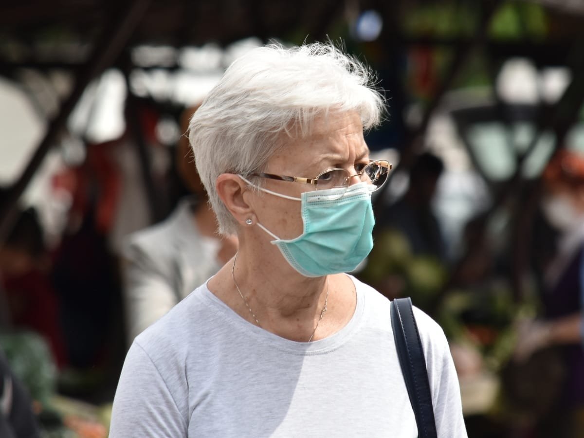 Anciana usando una mascarilla de protección facial para protegerse del COVID-19. | Foto: Pixnio Anciana usando una mascarilla de protección facial para protegerse del COVID-19. | Foto: Pixnio