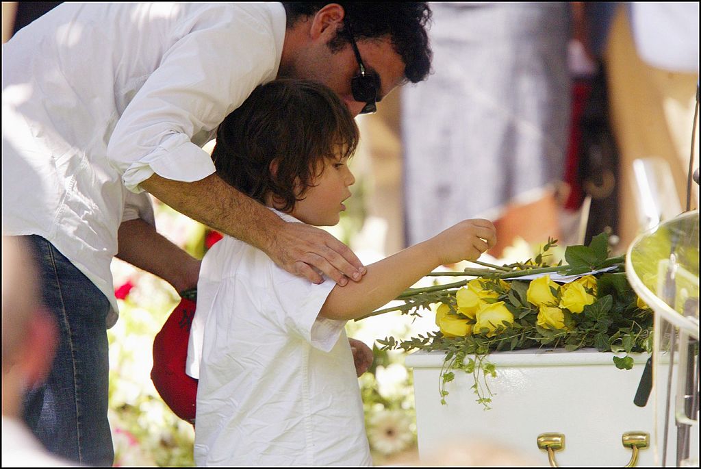 Funérailles de Marie Trintignant au "Pere Lachaise" à Paris, France le 06 août 2003 - Samuel Benchetrit et son fils. | Photo : Getty Images