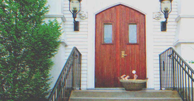 Una cesta donde descansa un bebé en la puerta de una iglesia. | Foto: Shutterstock