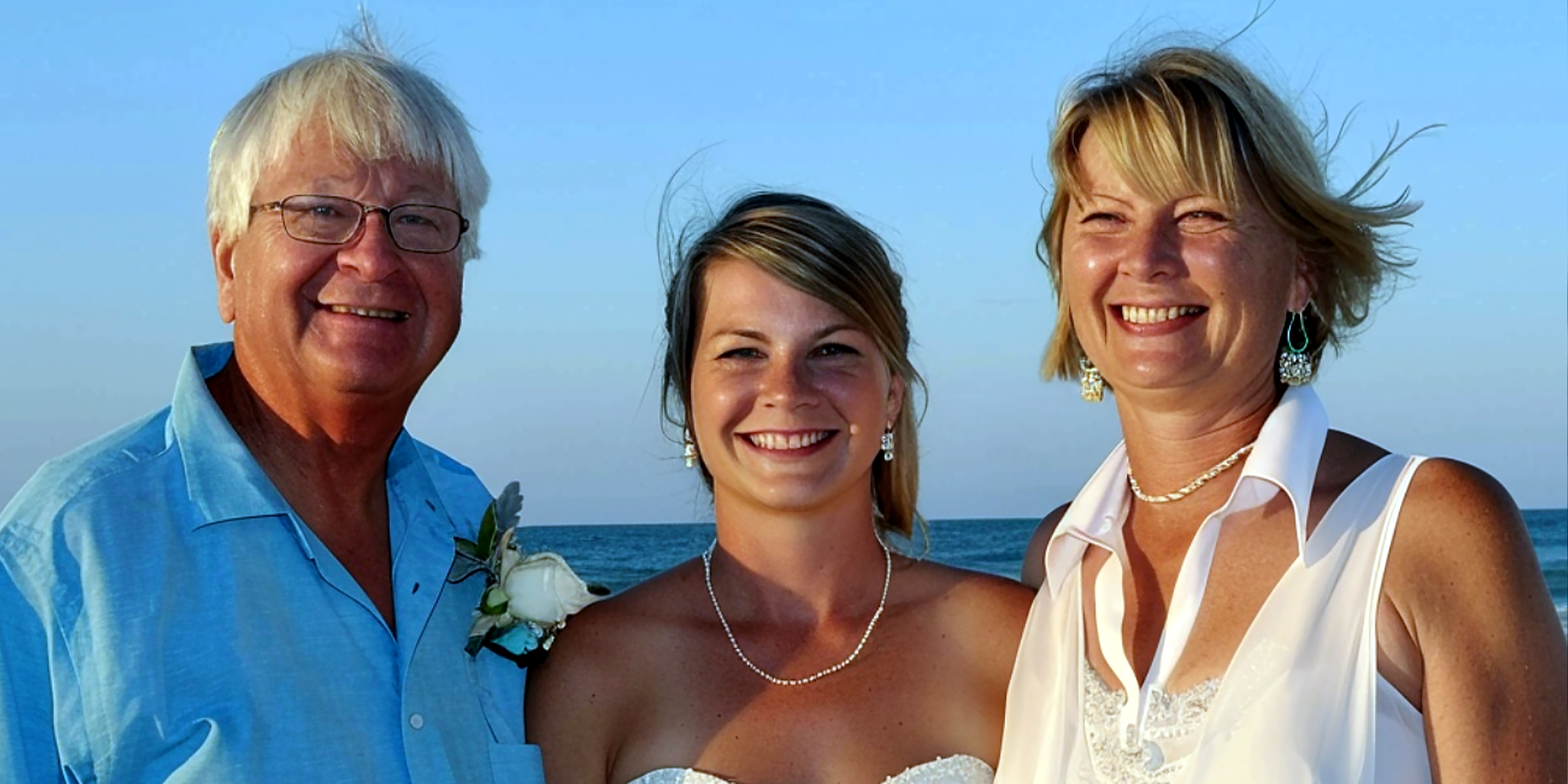 A bride with her parents | Source: Amomama