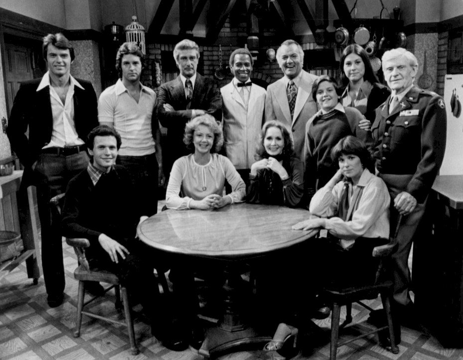 Billy Crystal with the cast of "Soap" in 1977 | Source: Wikimedia Commons/ ABC Television, Soap full cast 1977, marked as public domain