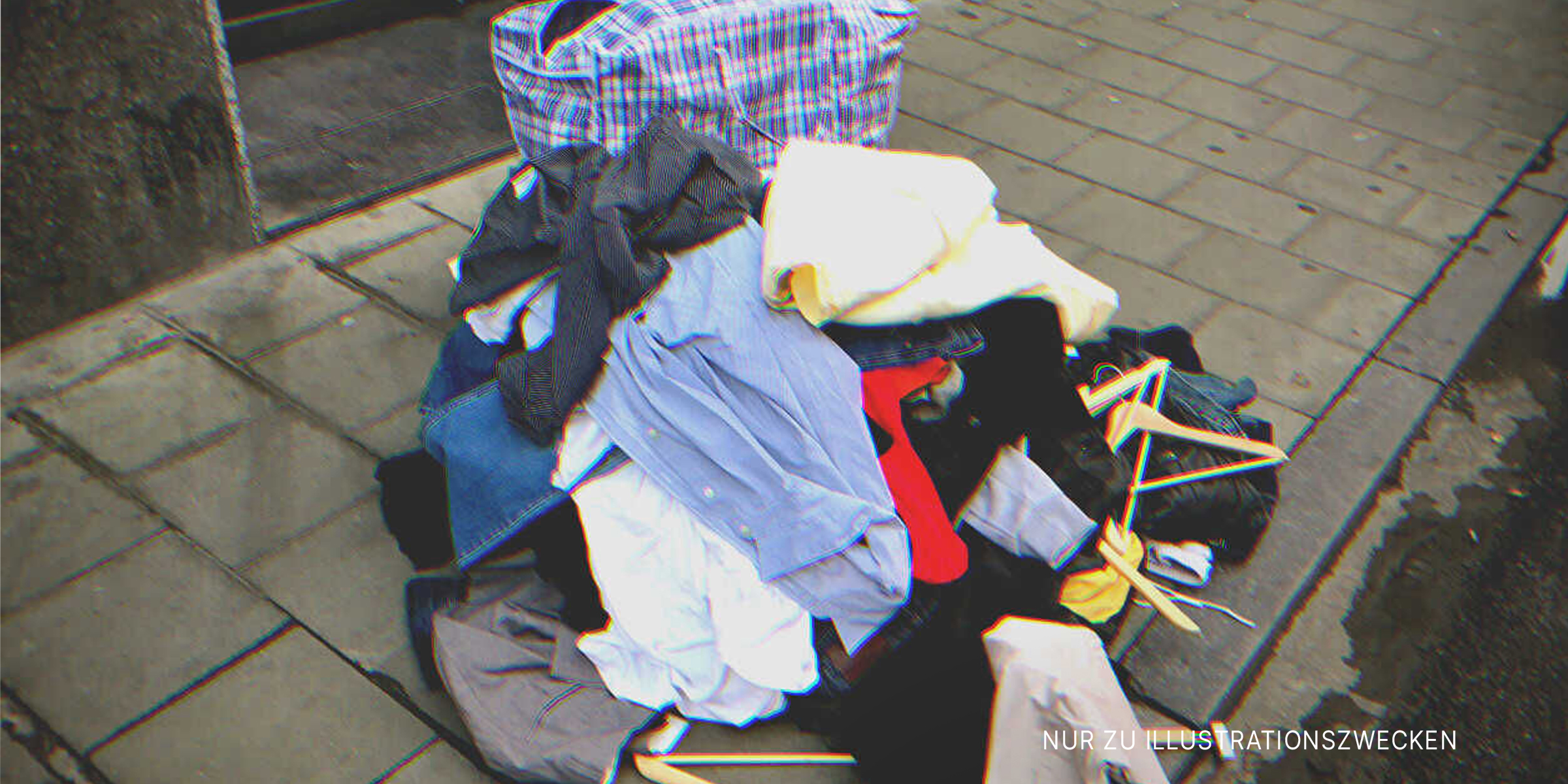 Kleiderstapel auf dem Bürgersteig. | Quelle: Shutterstock