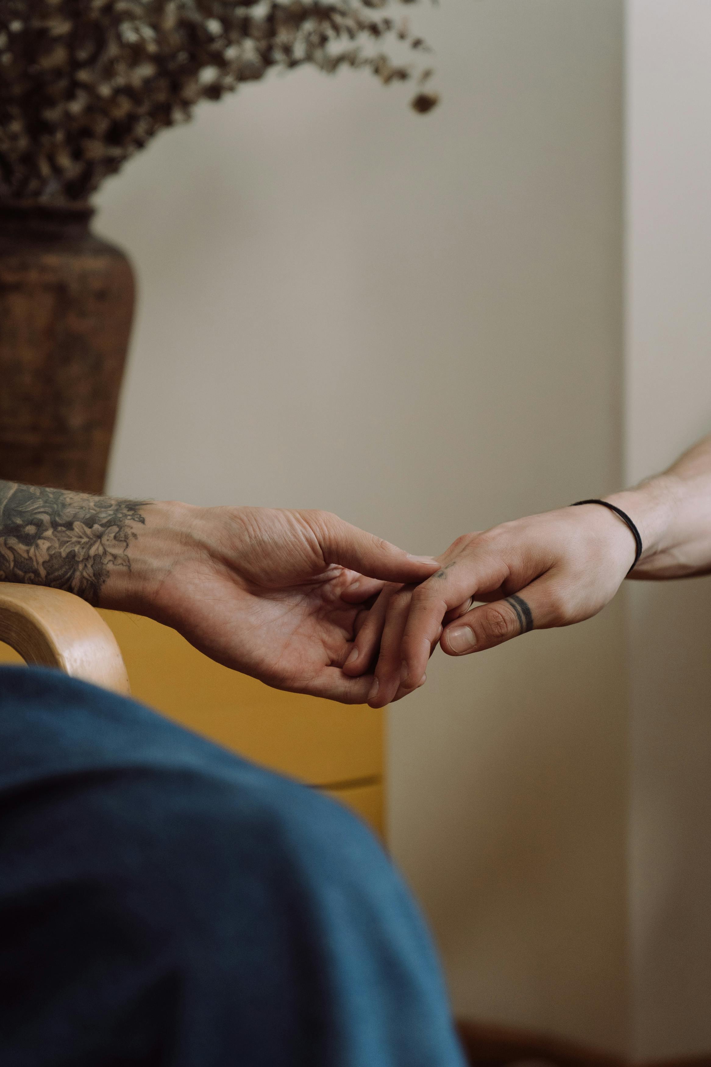 A couple holding hands | Source: Pexels