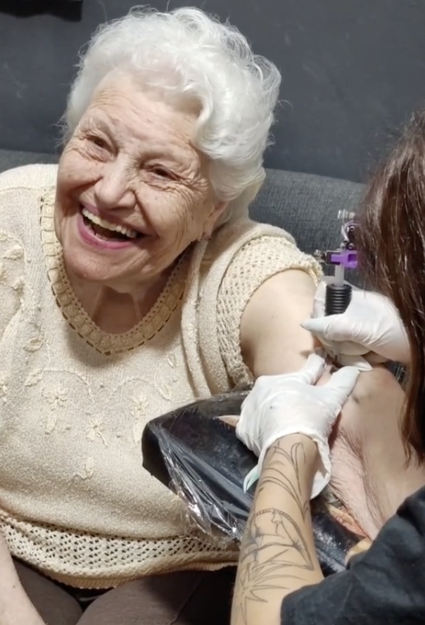 Guada Kelly getting her tattoo in a TikTok video in 2023 | Source: tiktok.com/@guada.kelly