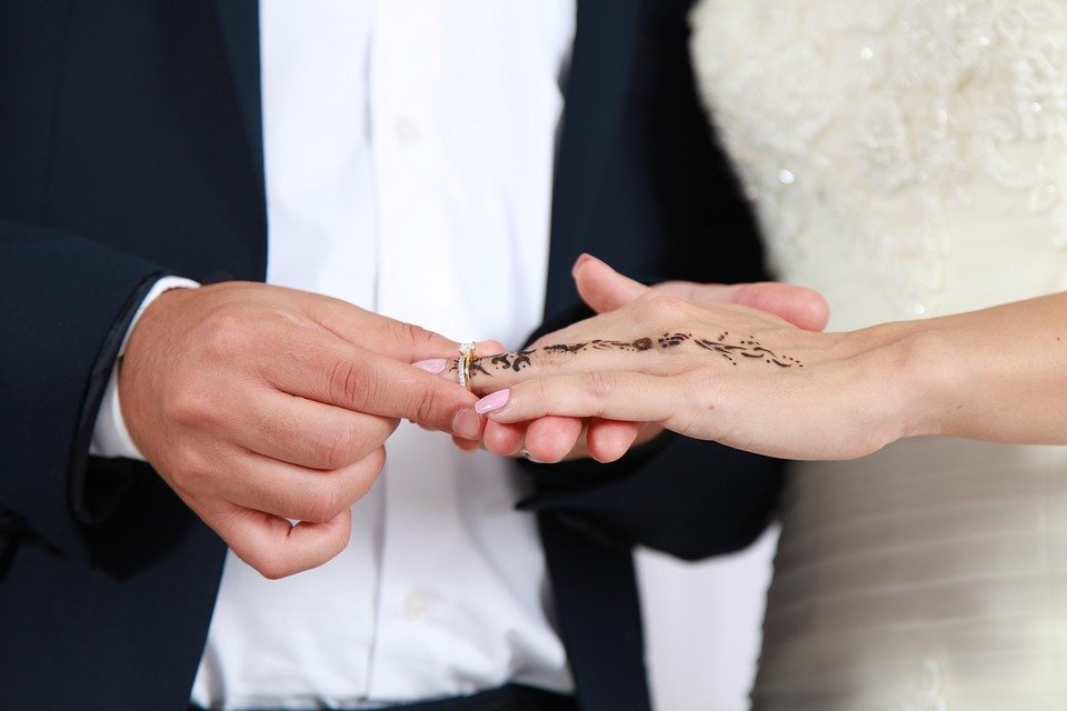 Un homme donne un bague à une femme. | Photo : Pixabay