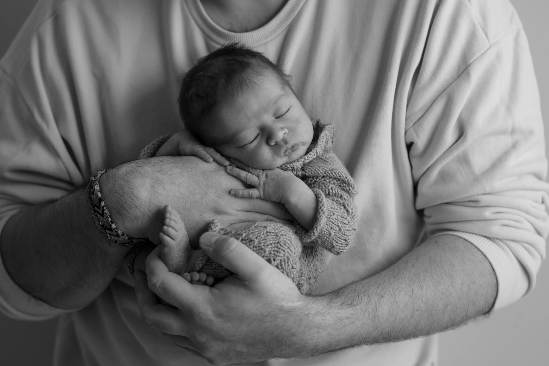 A man holding a baby | Source: Pexels