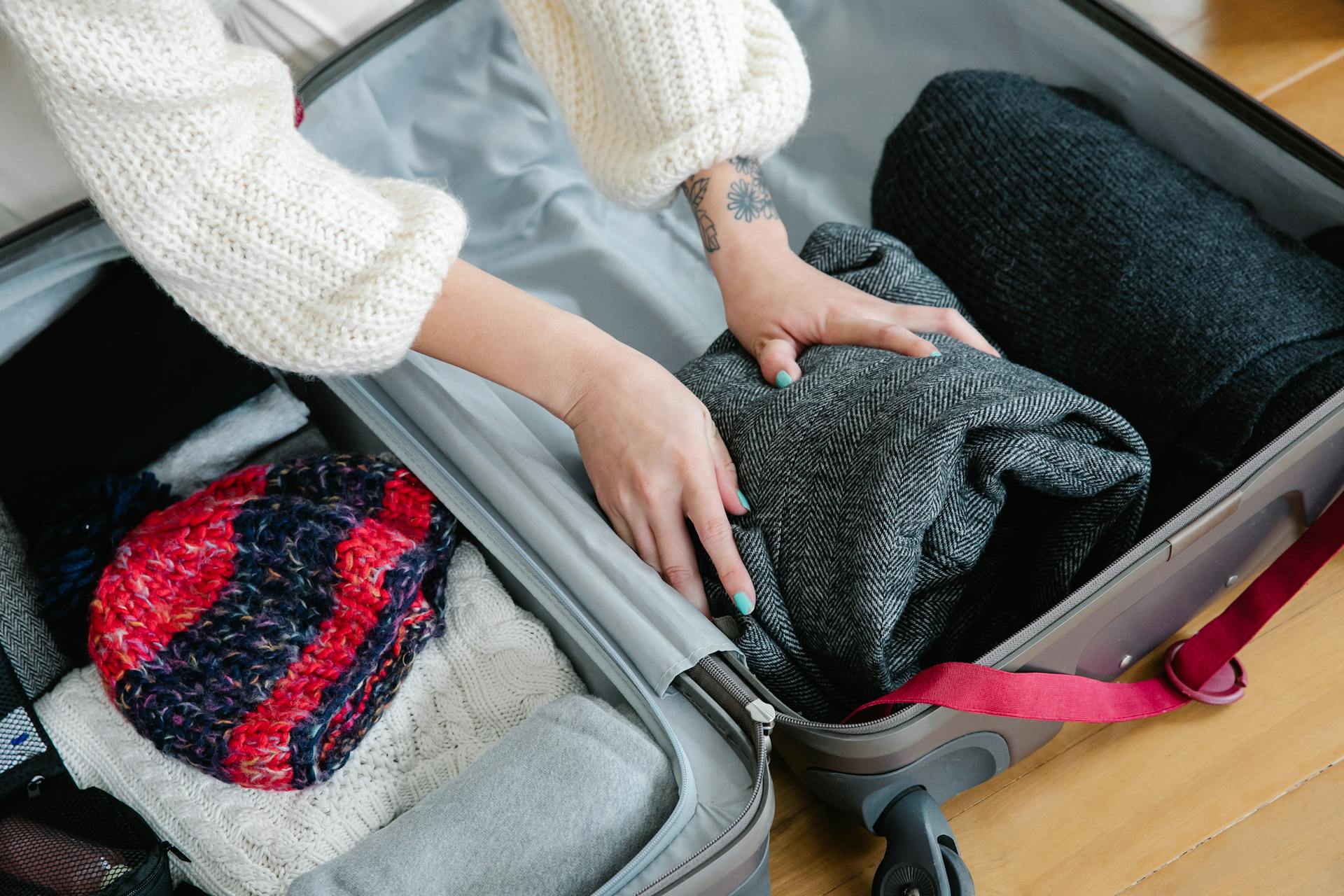 Sylvia packs her things and leaves the house with her three kids | Source: Pexels