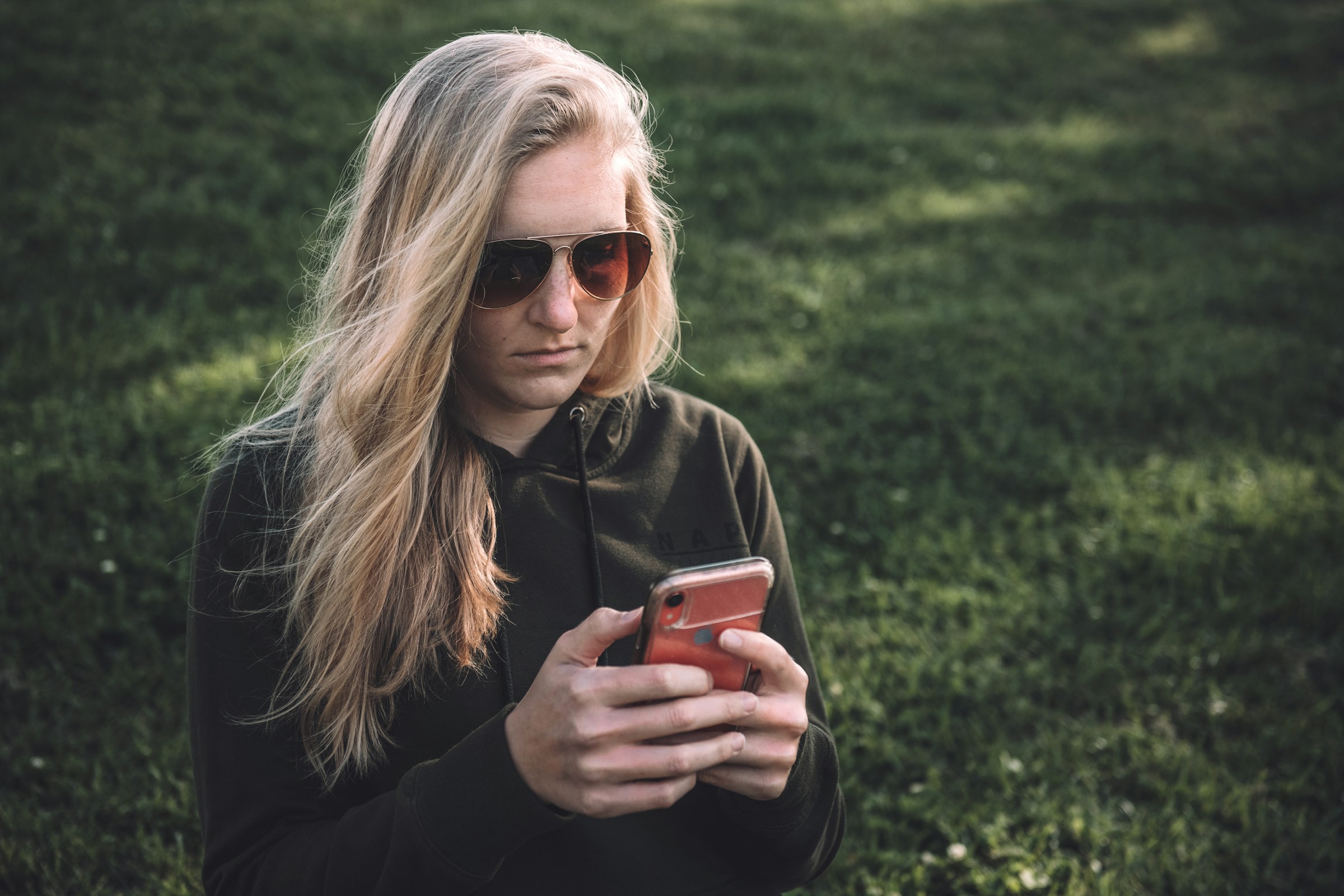 A woman scowling while texting | Source: Unsplash