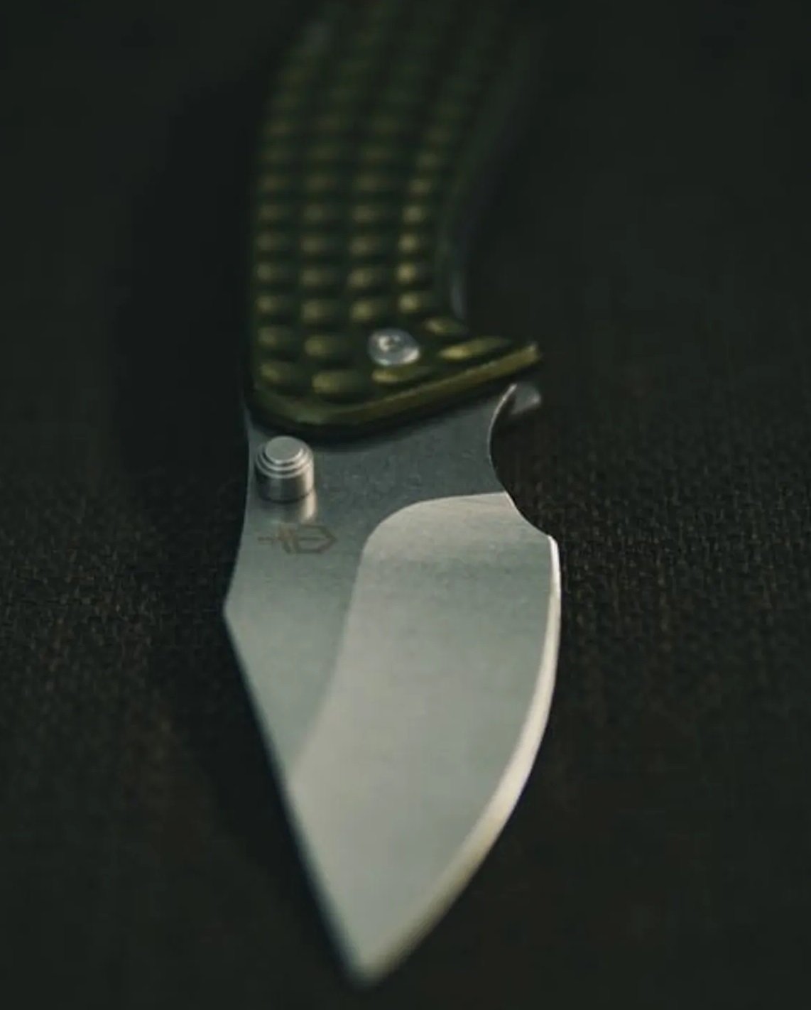Un cuchillo sobre una superficie oscura. | Foto: Unsplash