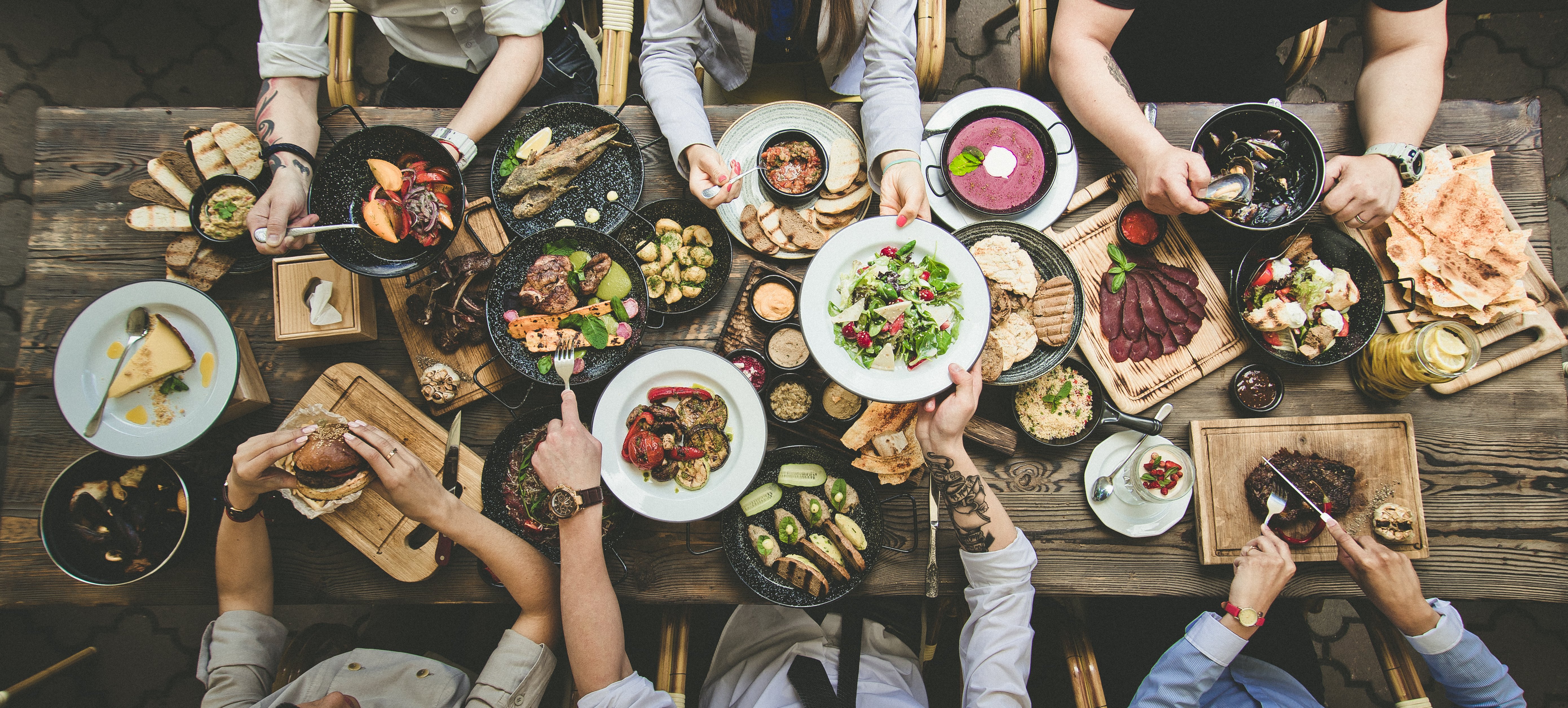 Comida en familia. | Foto: Shutterstock