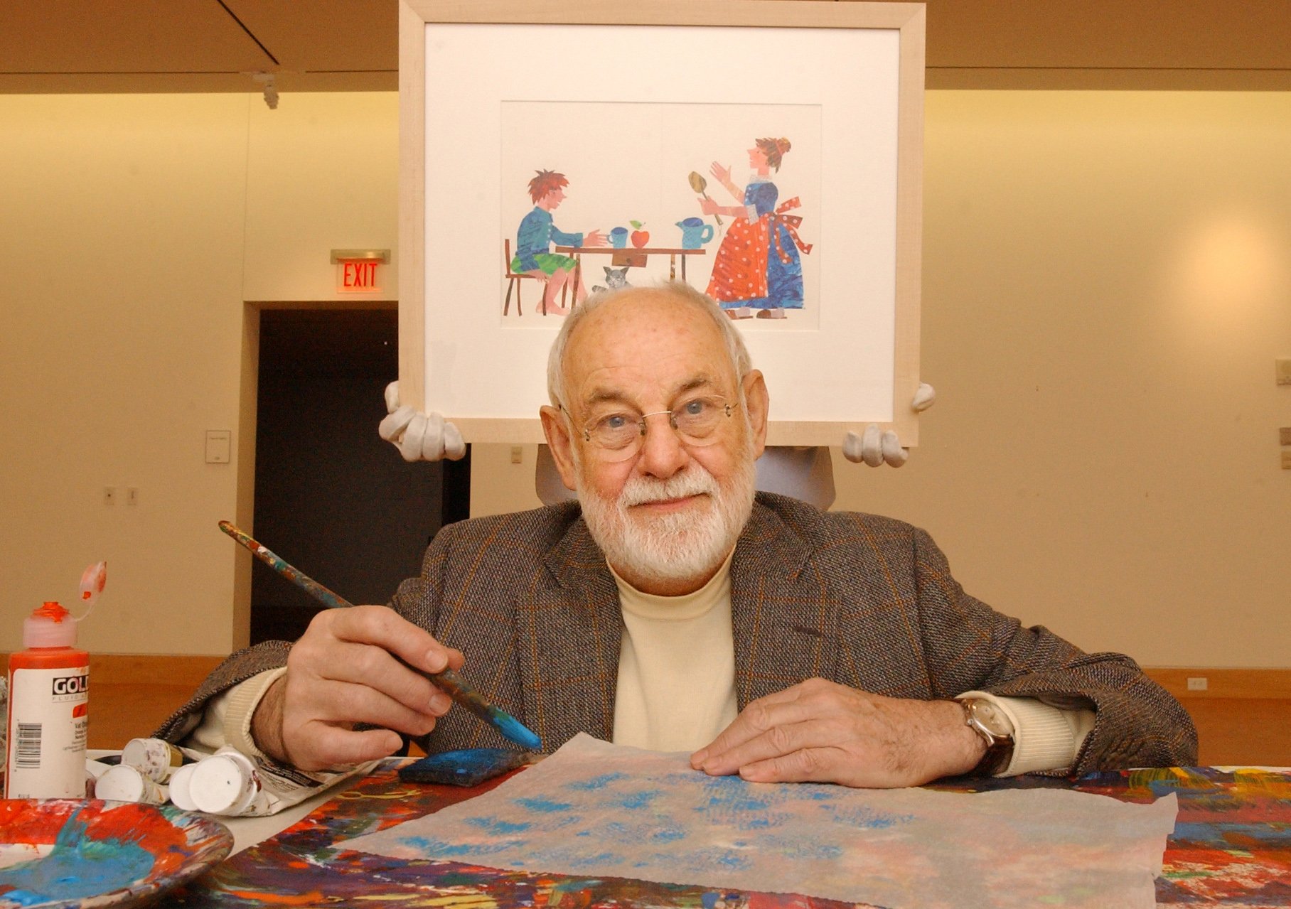 Eric Carle, author of children's books, poses in a gallery of the Eric Carle Museum | Photo: Getty Images
